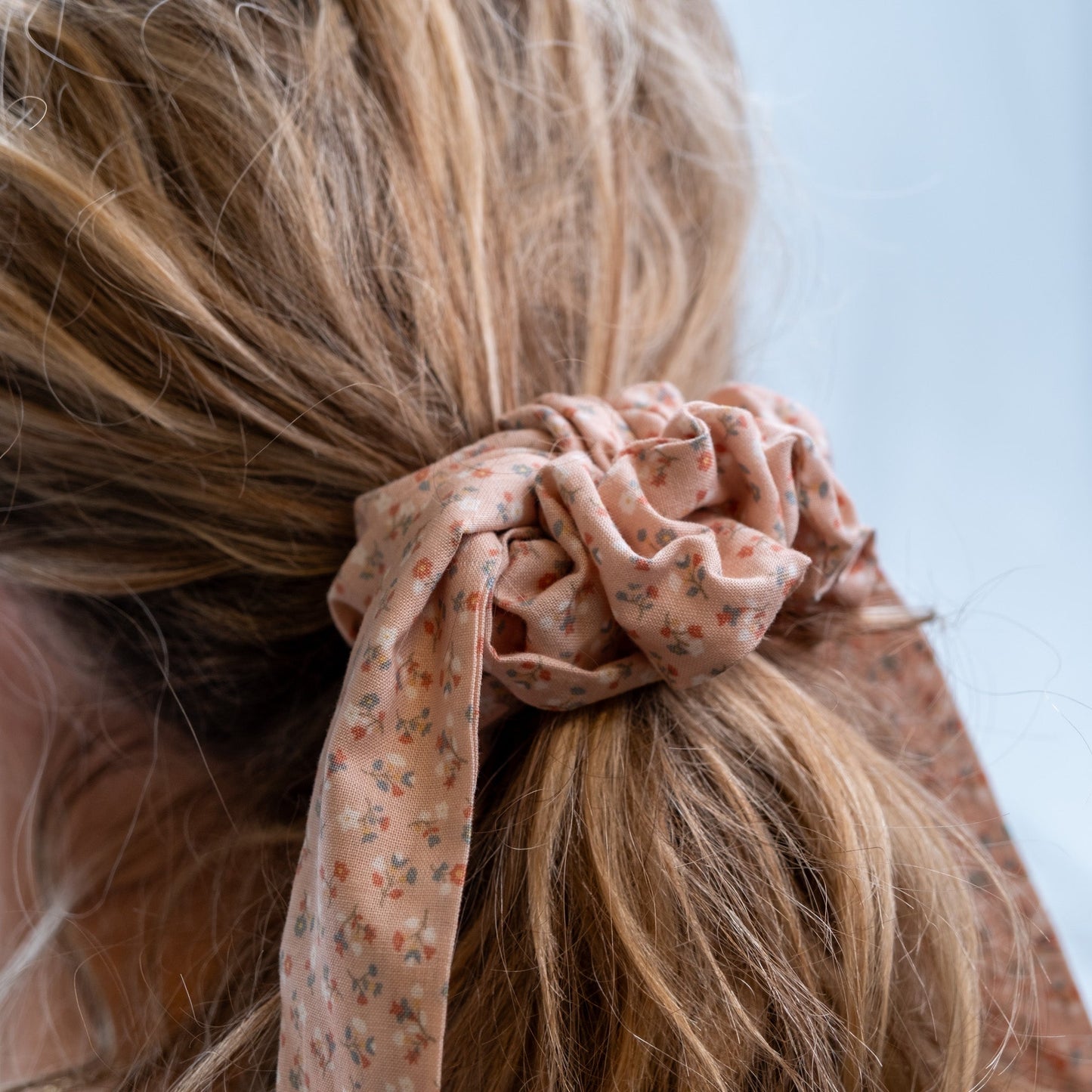 Hårstrikk/scrunchie med avtagbart bånd rosa med blomster - PREG Interiør