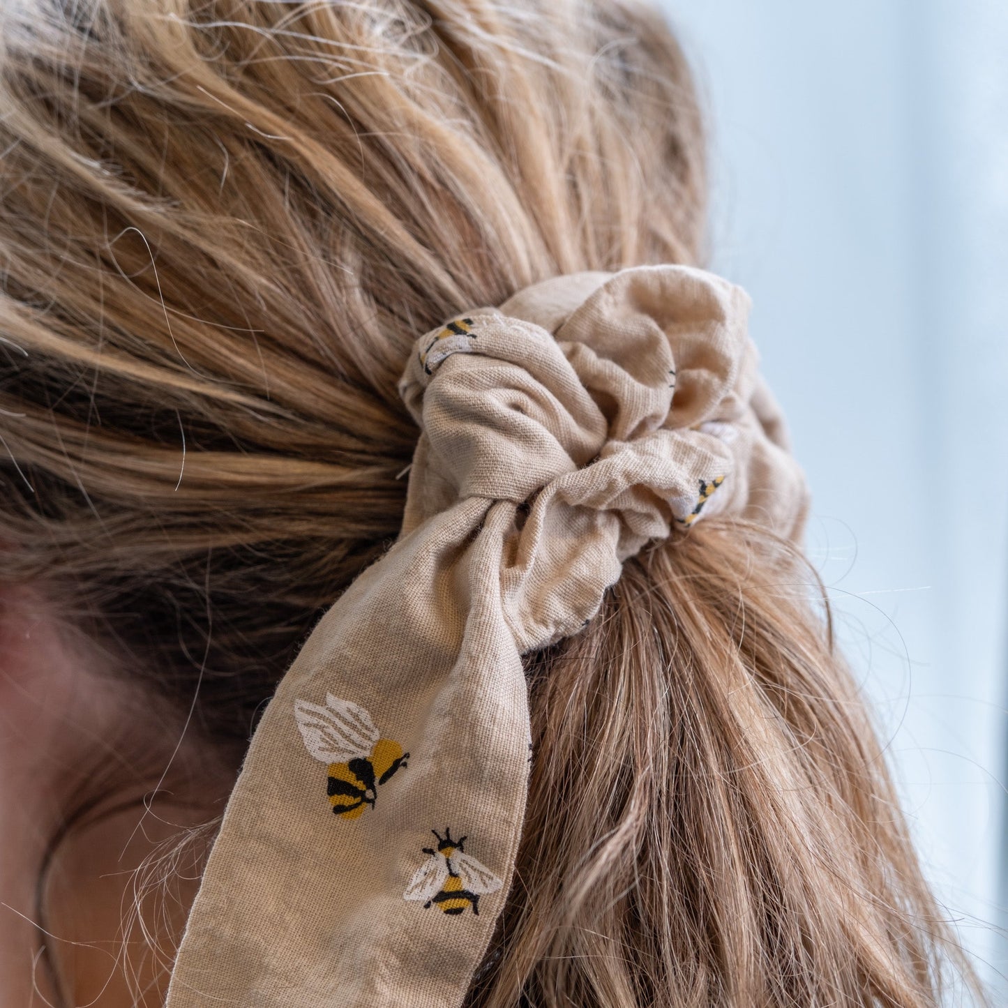 Hårstrikk/scrunchie med avtagbart bånd sand med bier - PREG Interiør