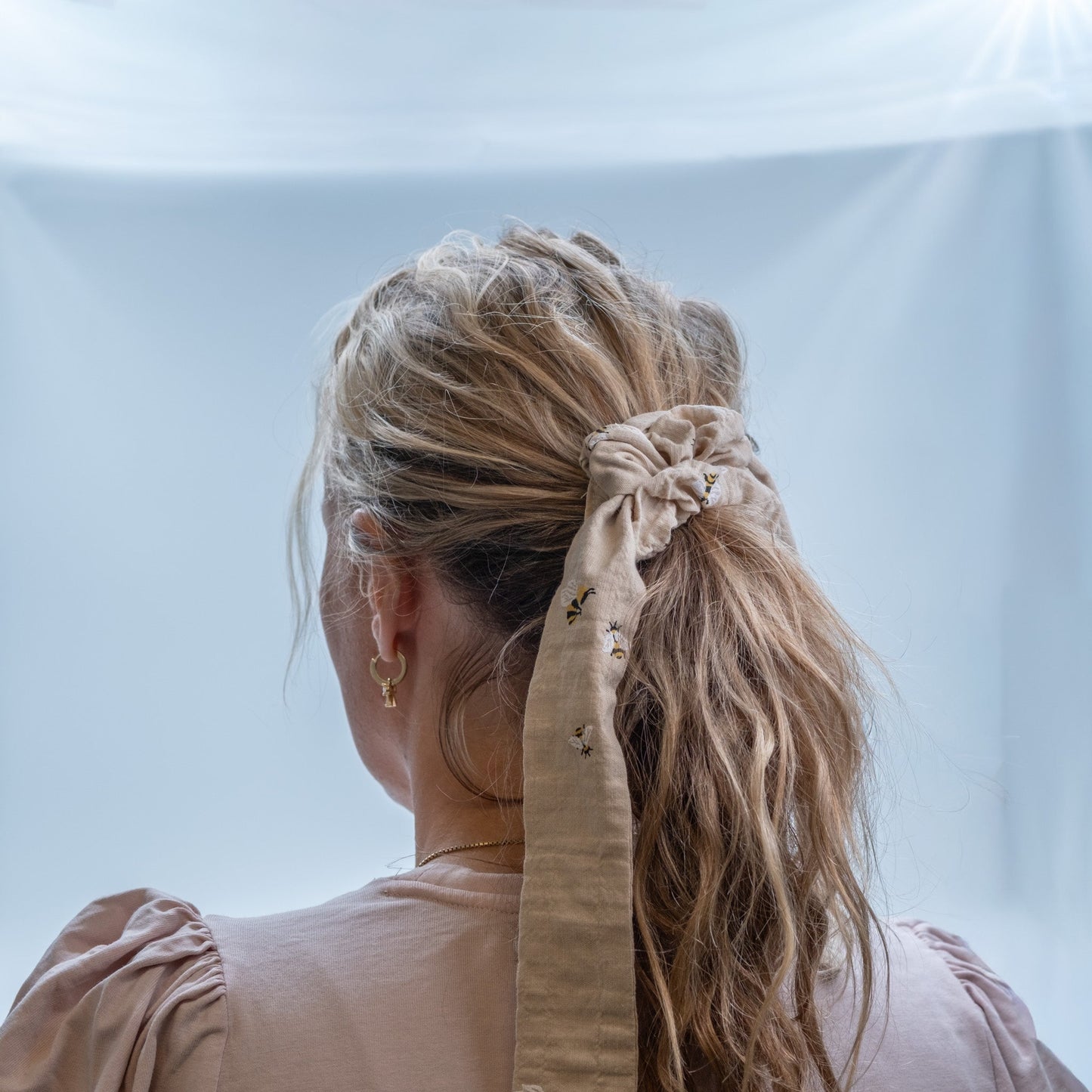 Hårstrikk/scrunchie med avtagbart bånd sand med bier - PREG Interiør