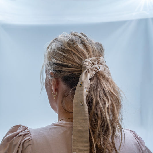 Hårstrikk/scrunchie med avtagbart bånd sand med bier - PREG Interiør