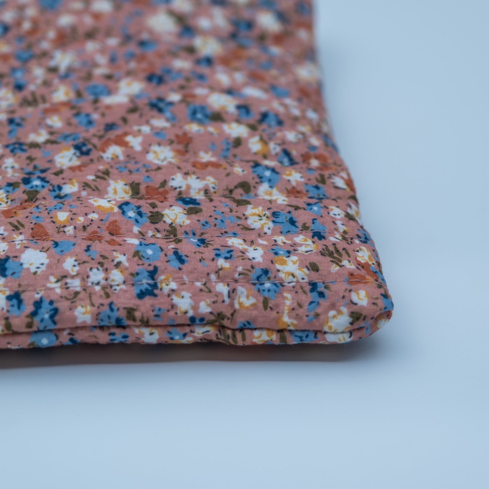 Quiltet clutch liten gammelrosa med blomster - PREG Interiør