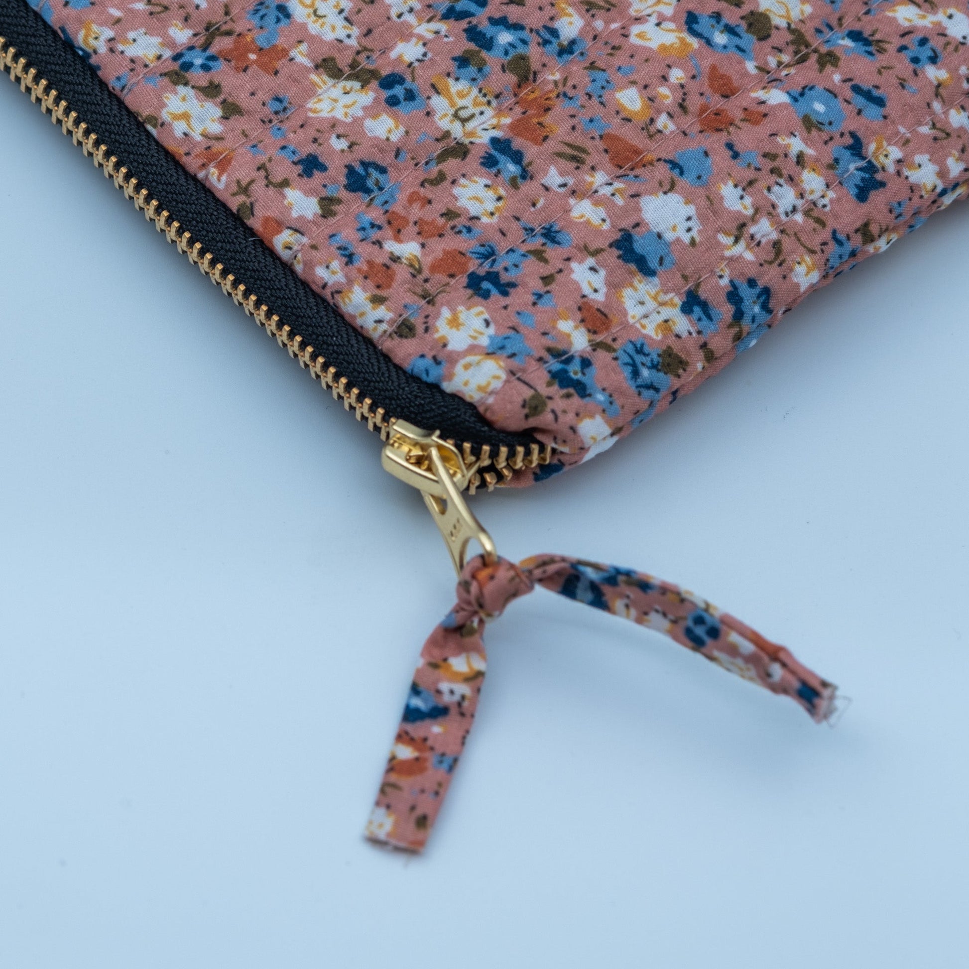 Quiltet clutch liten gammelrosa med blomster - PREG Interiør