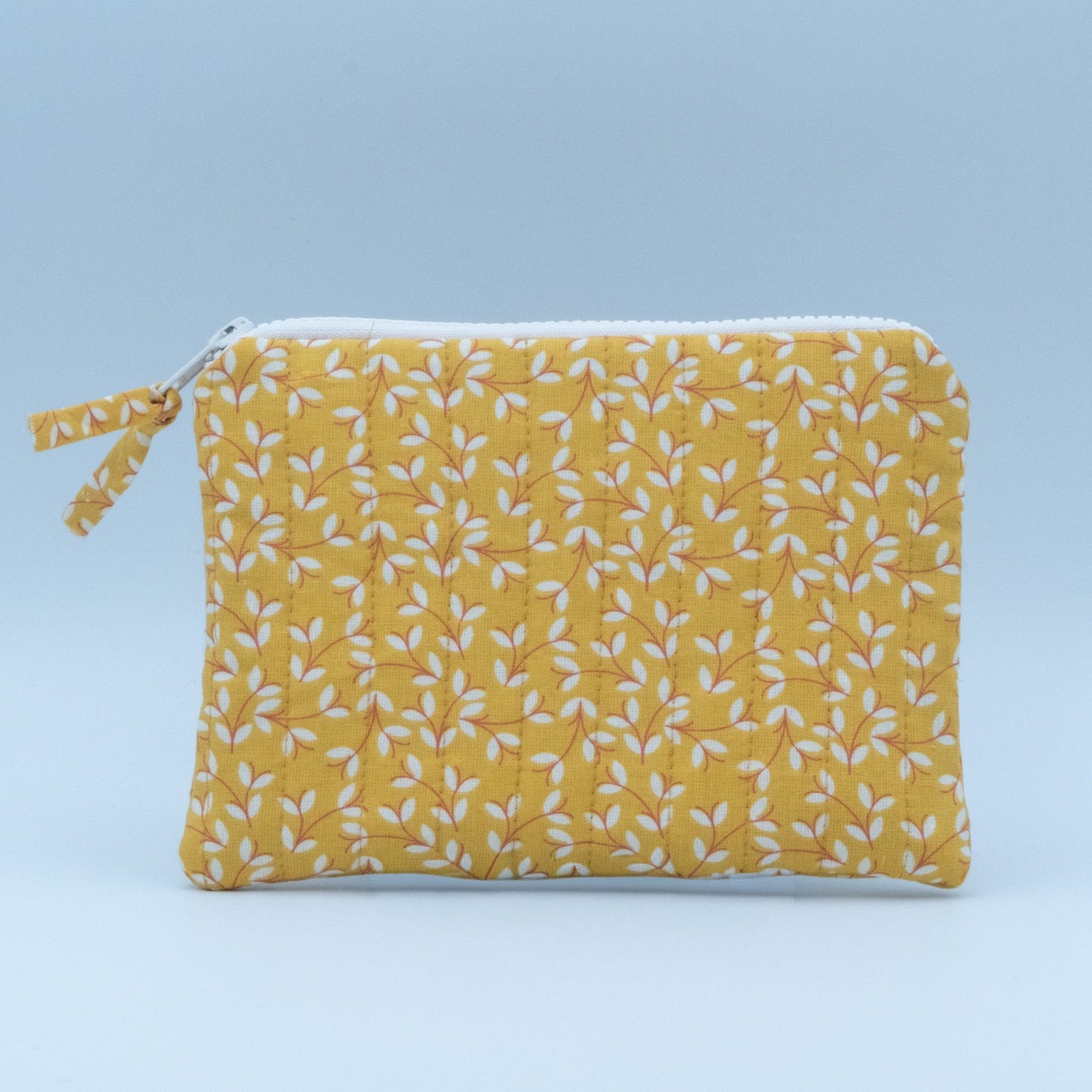 Quiltet clutch liten gul med blomster - PREG Interiør