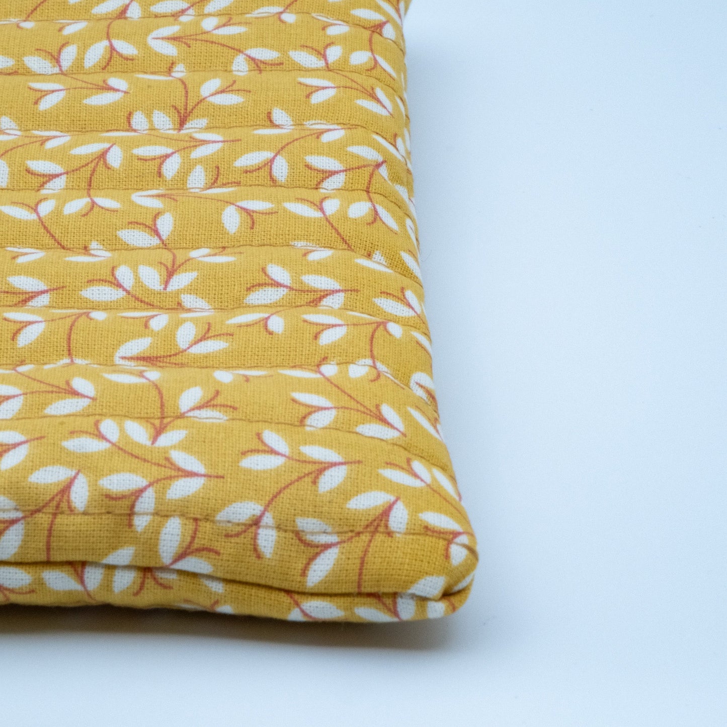 Quiltet clutch liten gul med blomster - PREG Interiør
