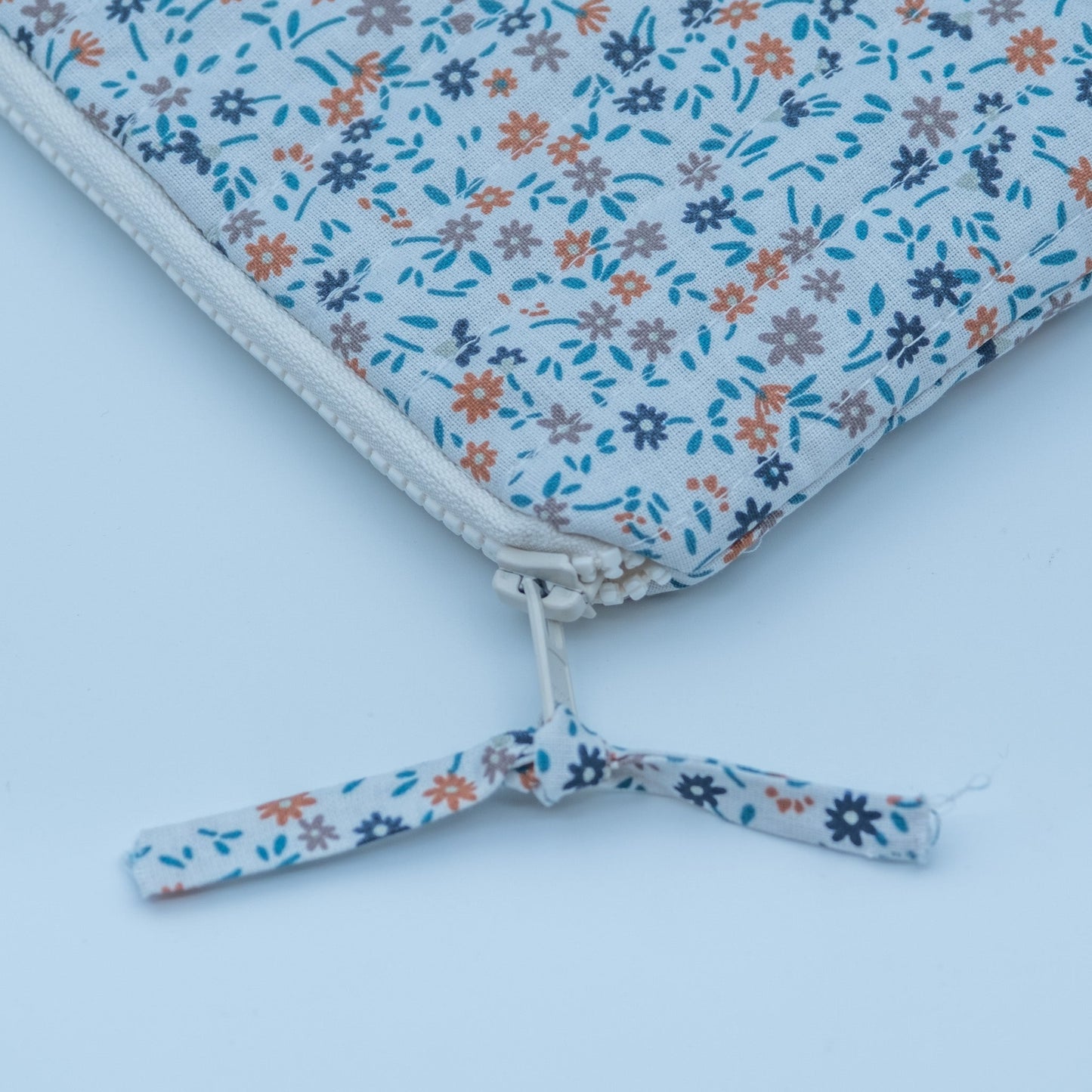 Quiltet clutch liten hvit med blomster - PREG Interiør