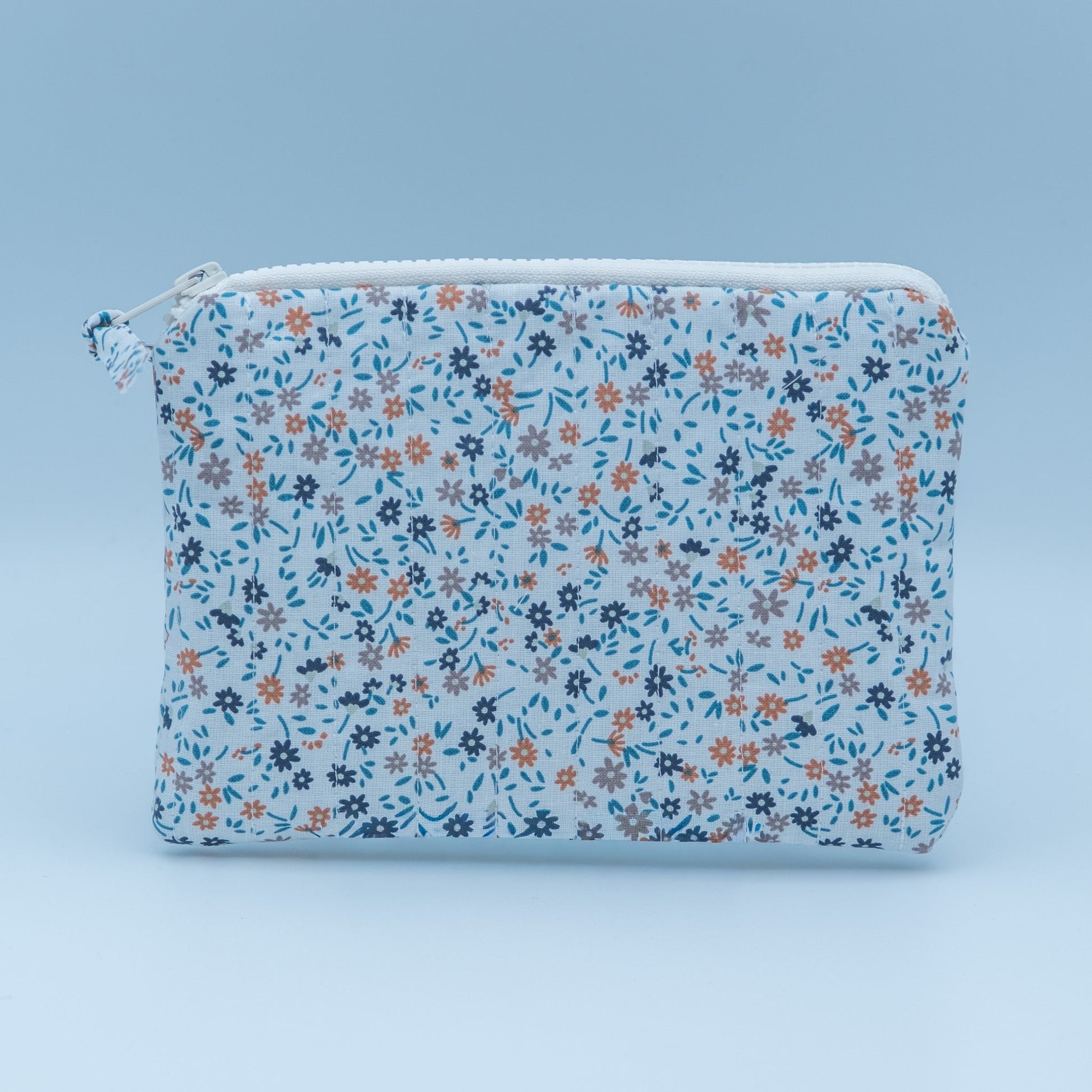 Quiltet clutch liten hvit med blomster - PREG Interiør