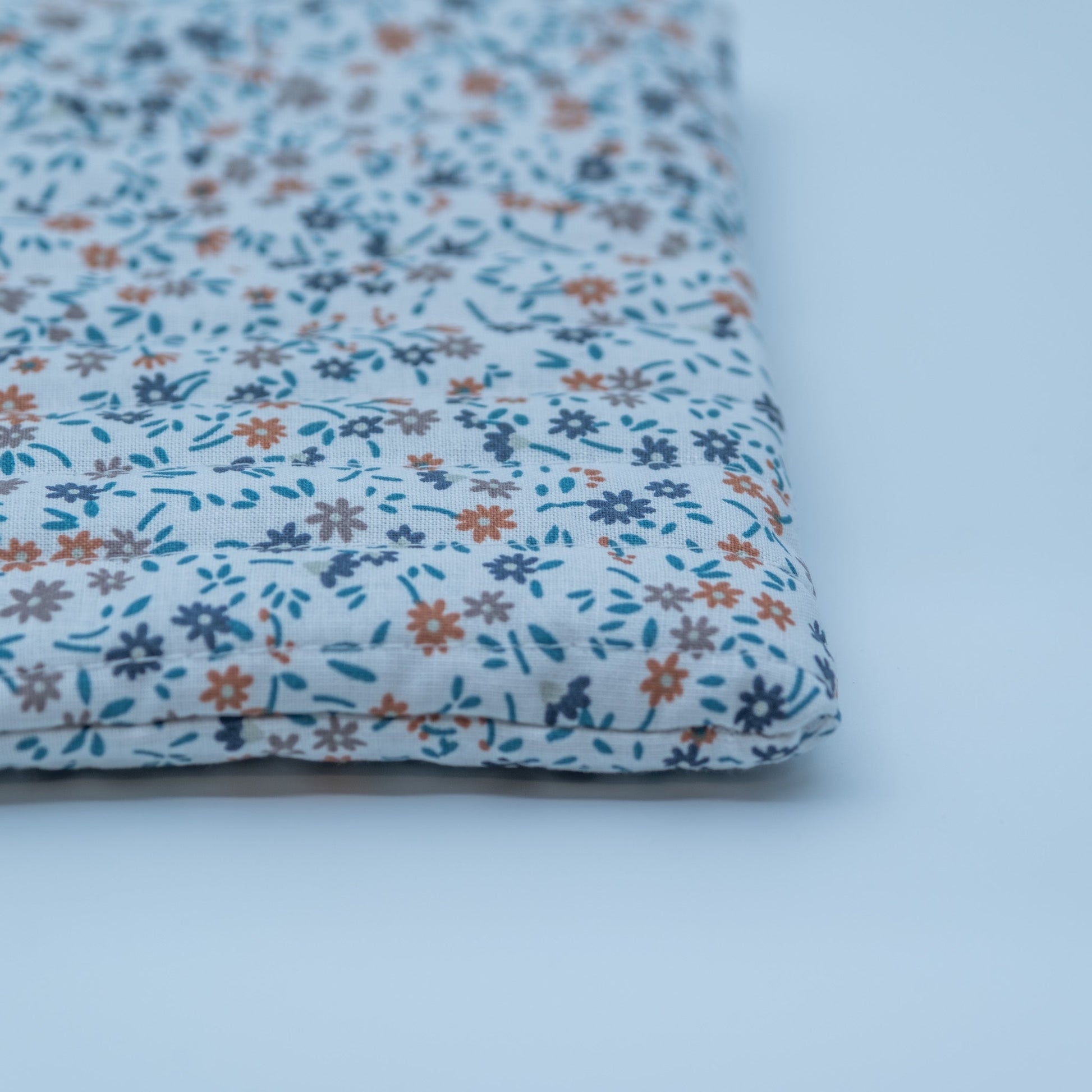 Quiltet clutch liten hvit med blomster - PREG Interiør