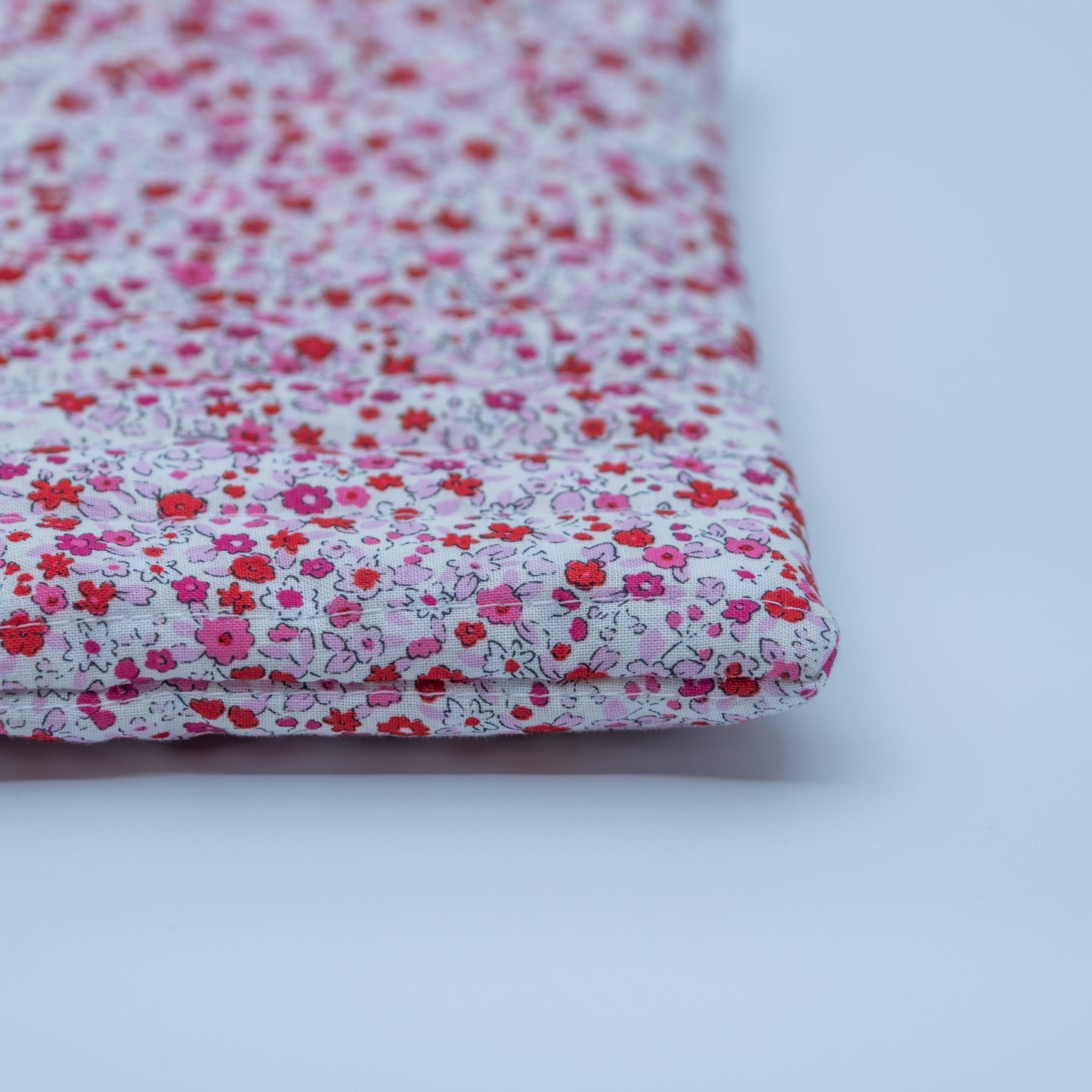 Quiltet clutch liten hvit med rosa blomster - PREG Interiør