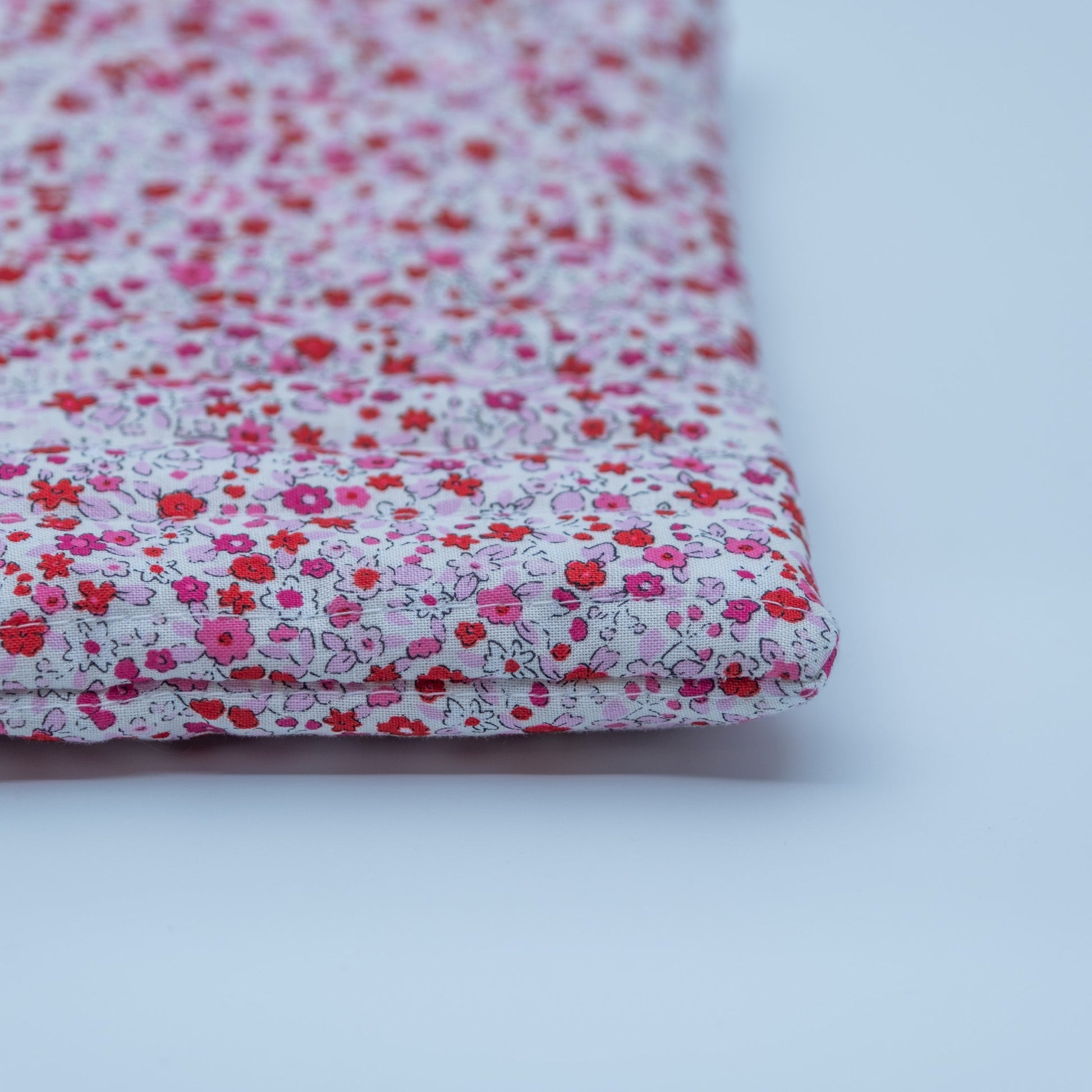 Quiltet clutch liten hvit med rosa blomster - PREG Interiør