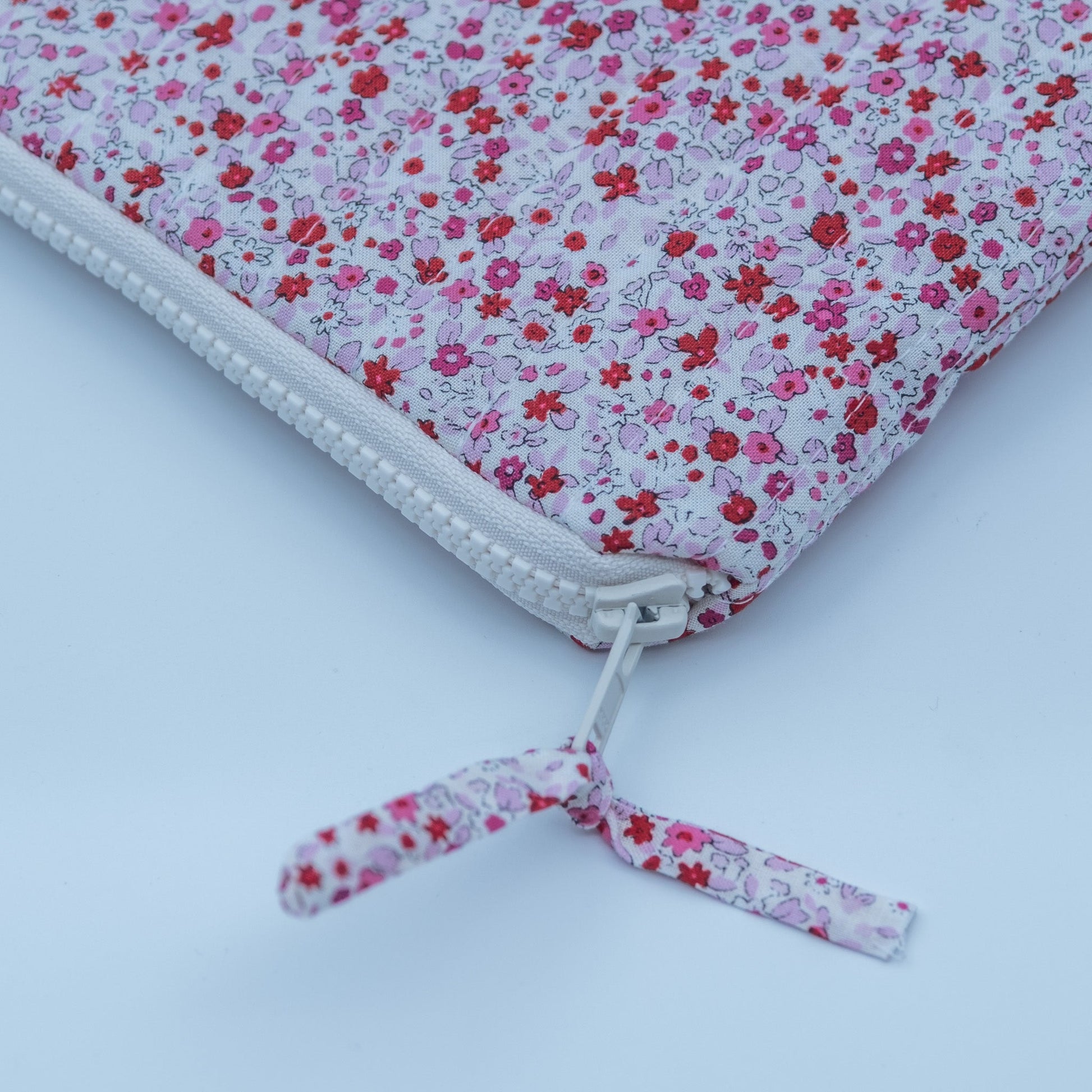 Quiltet clutch liten hvit med rosa blomster - PREG Interiør