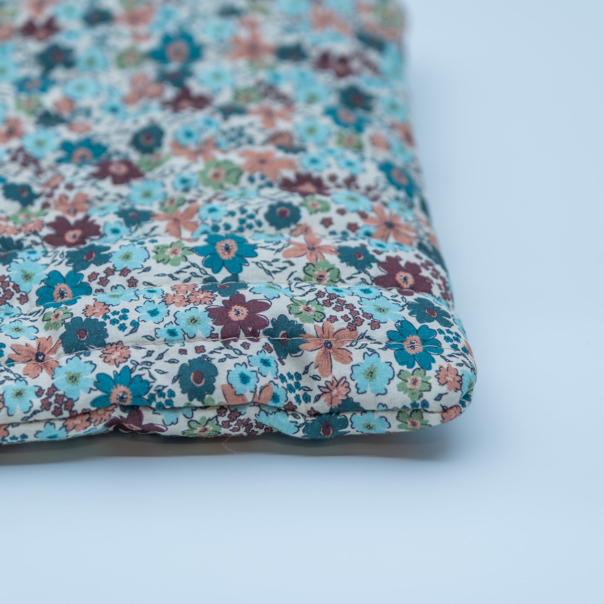 Quiltet clutch liten offwhite med blomster - PREG Interiør