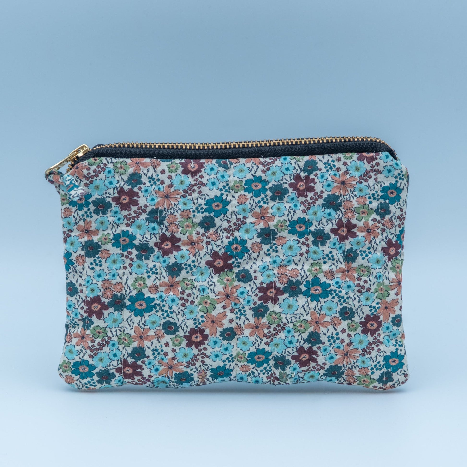 Quiltet clutch liten offwhite med blomster - PREG Interiør