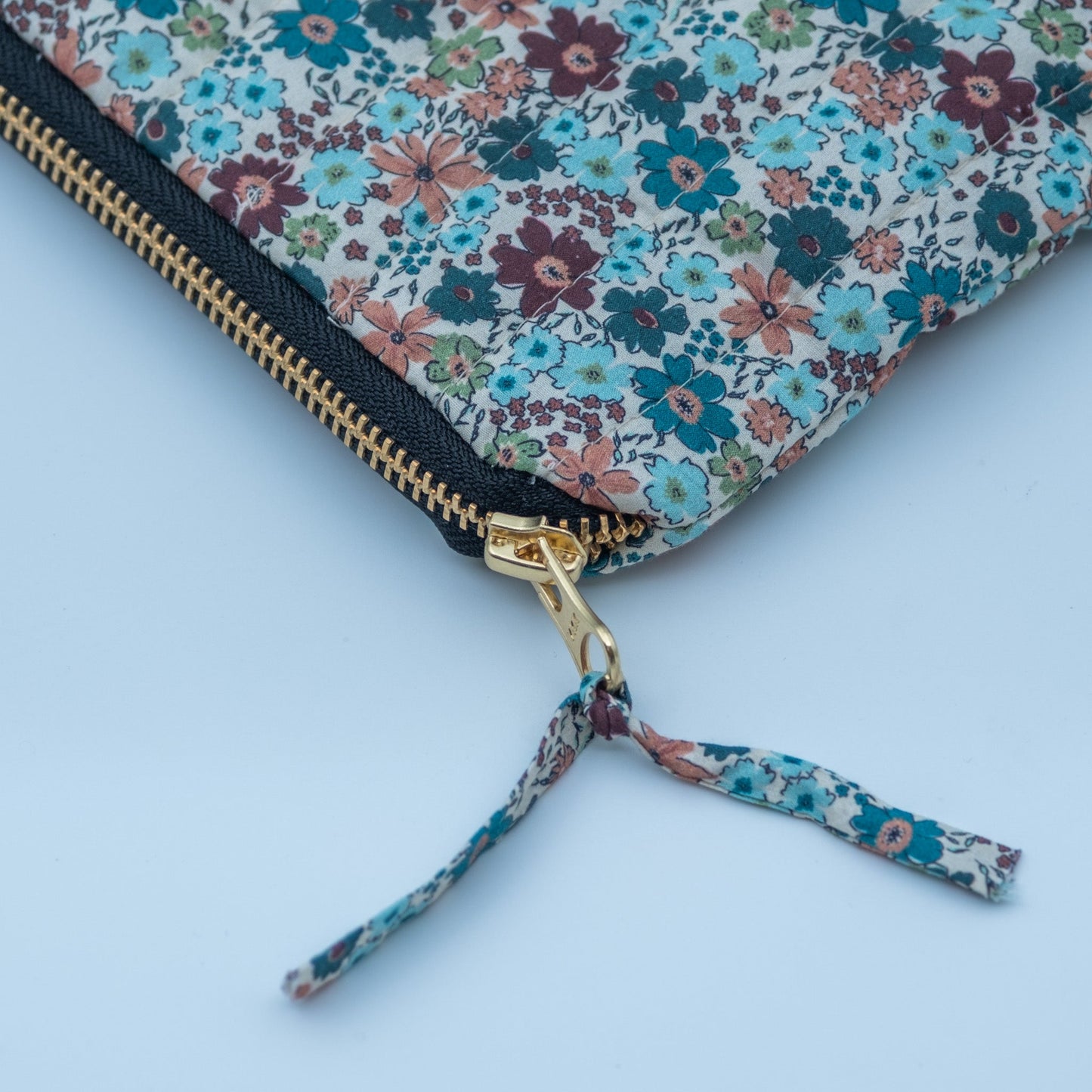 Quiltet clutch liten offwhite med blomster - PREG Interiør