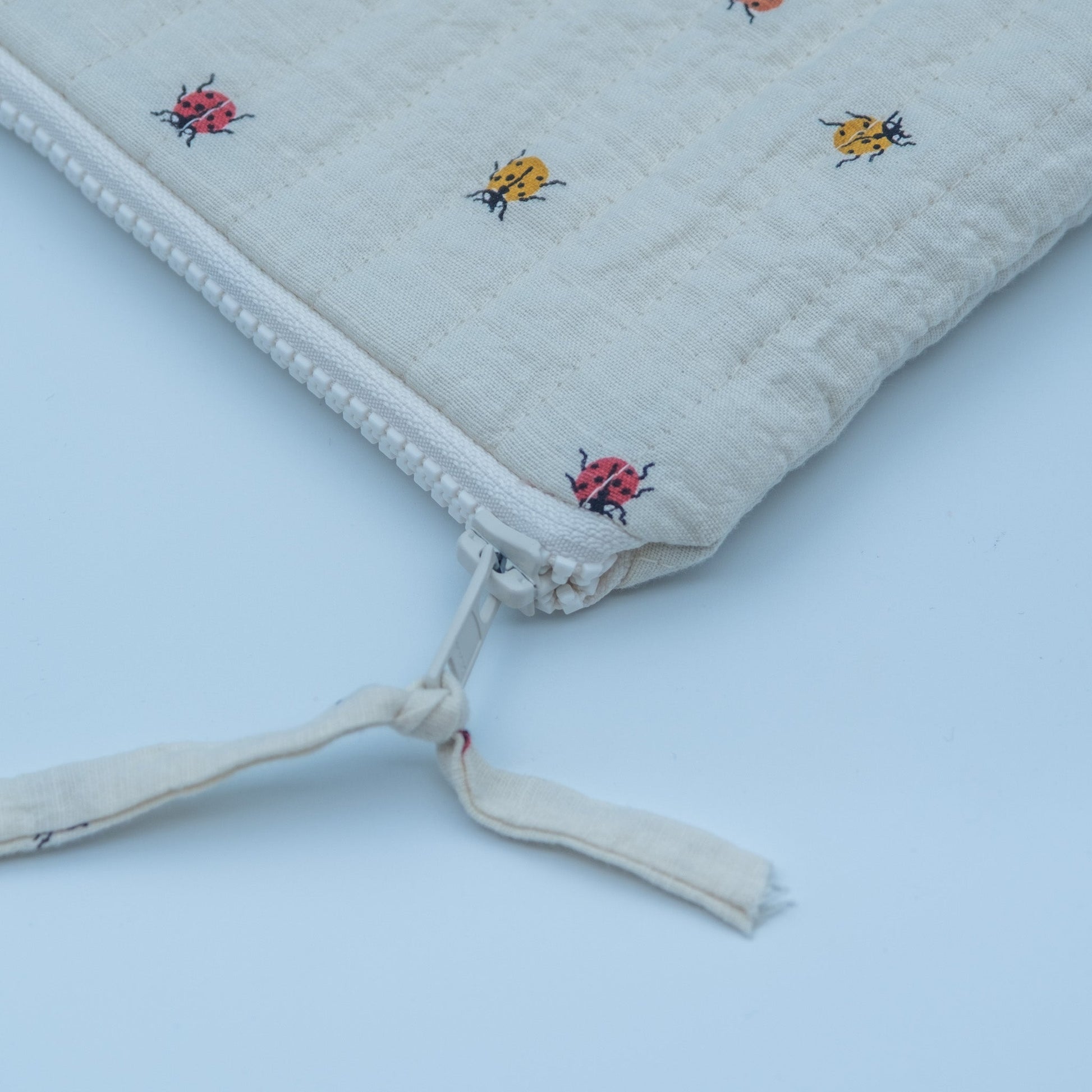 Quiltet clutch liten offwhite med marihøner - PREG Interiør