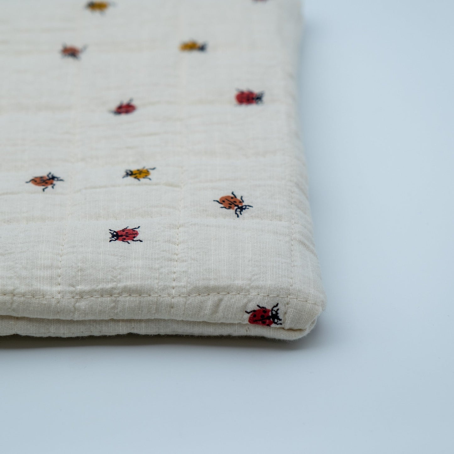 Quiltet clutch liten offwhite med marihøner - PREG Interiør