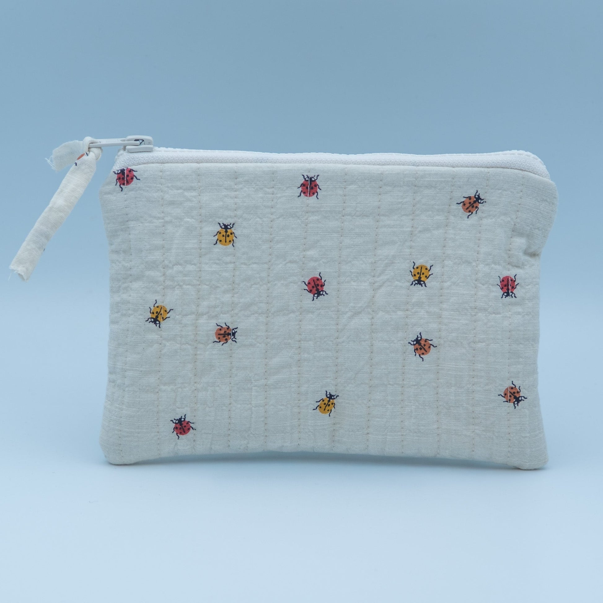 Quiltet clutch liten offwhite med marihøner - PREG Interiør