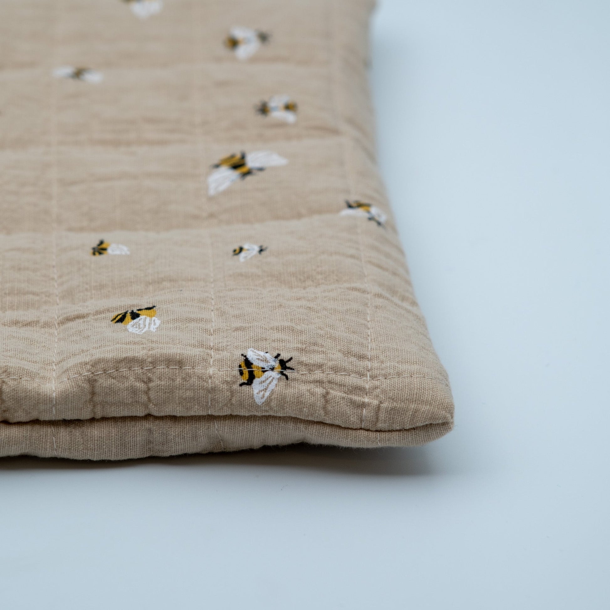 Quiltet clutch liten sand med bier - PREG Interiør