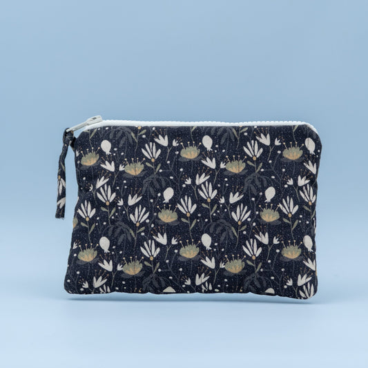 Quiltet clutch liten svart med hvite blomster - PREG Interiør