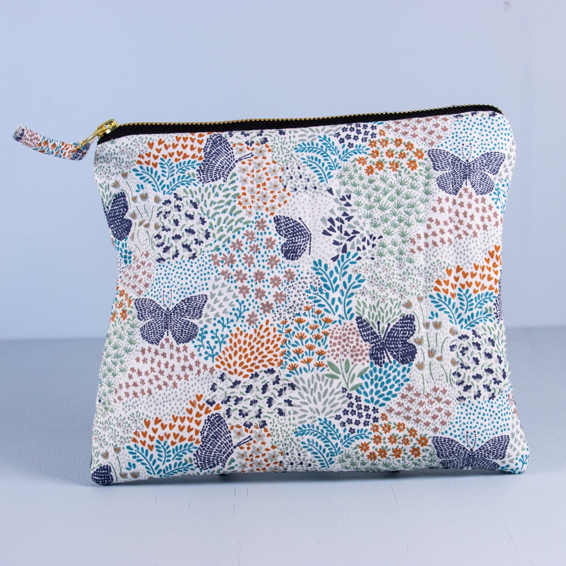 QUILTET CLUTCH OFFWHITE MED SOMMERFUGL - PREG Interiør