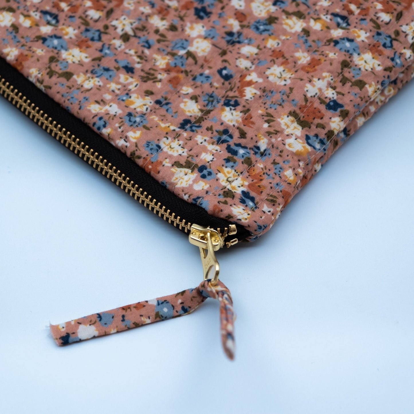 Quiltet clutch stor gammelrosa med blomster - PREG Interiør