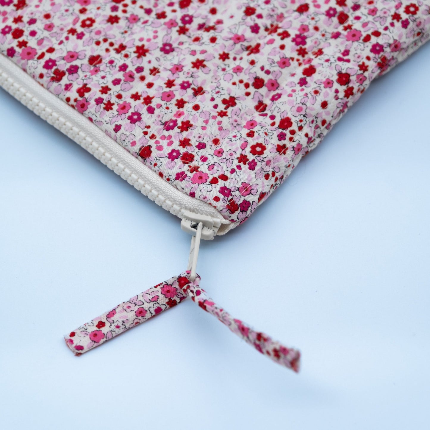 Quiltet clutch stor hvit med rosa blomster - PREG Interiør