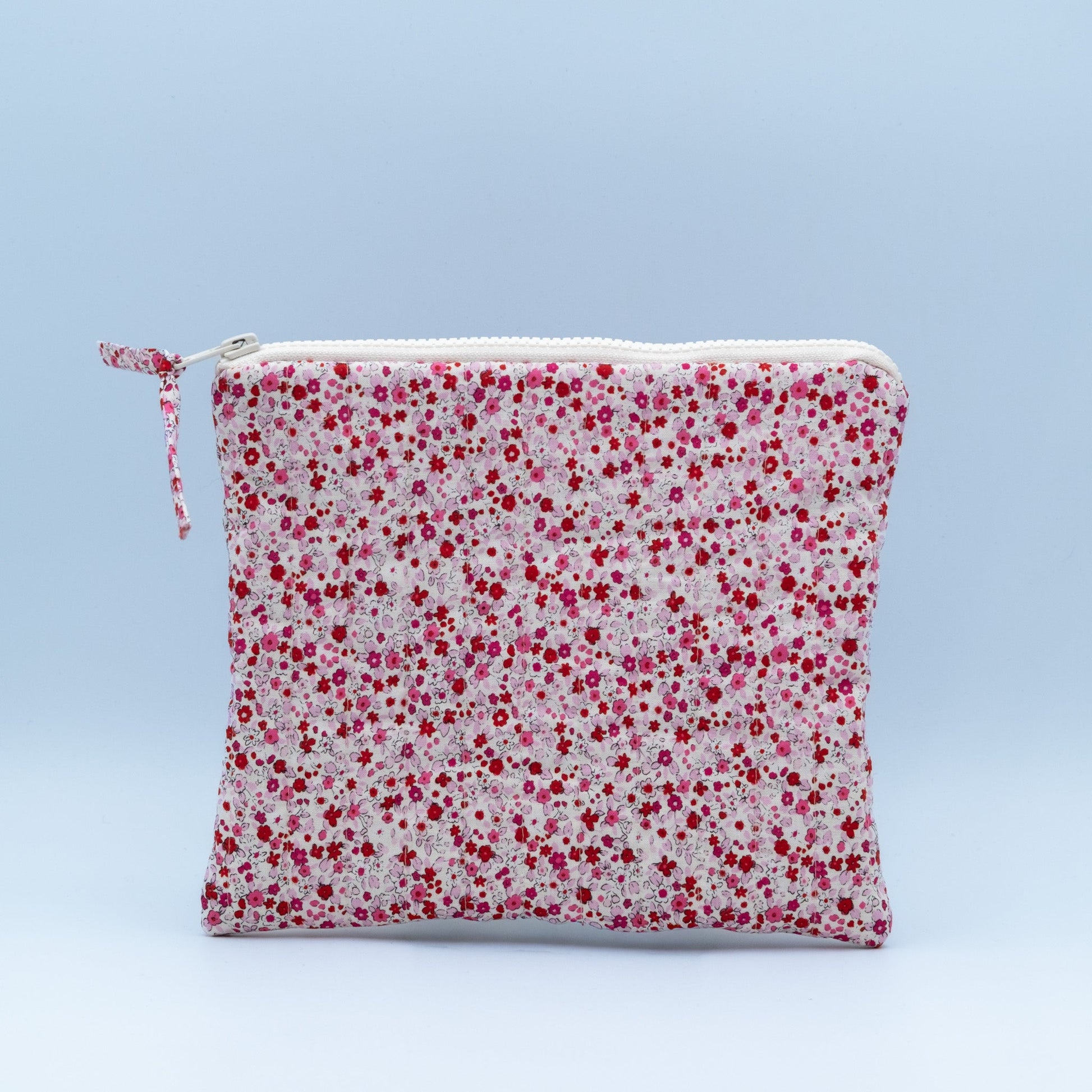 Quiltet clutch stor hvit med rosa blomster - PREG Interiør