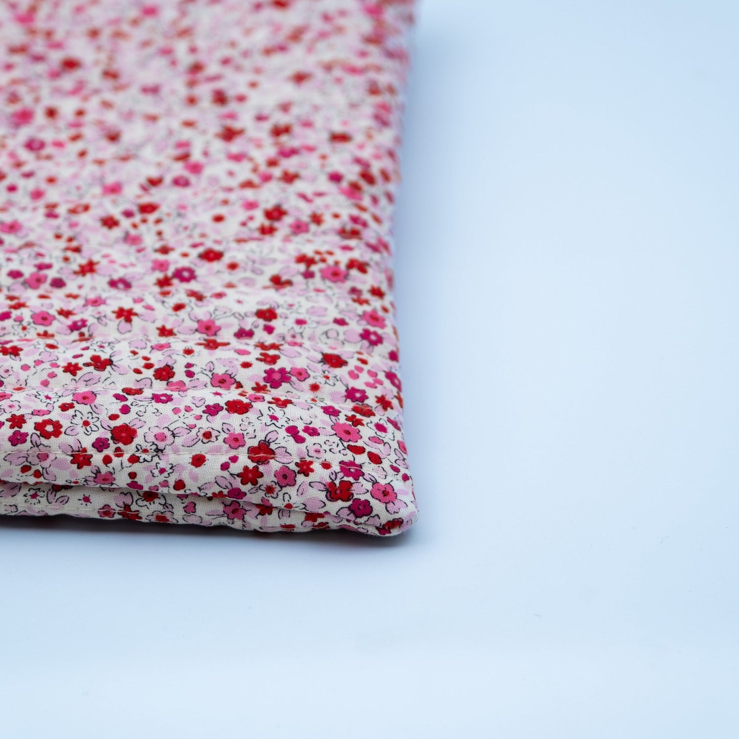 Quiltet clutch stor hvit med rosa blomster - PREG Interiør