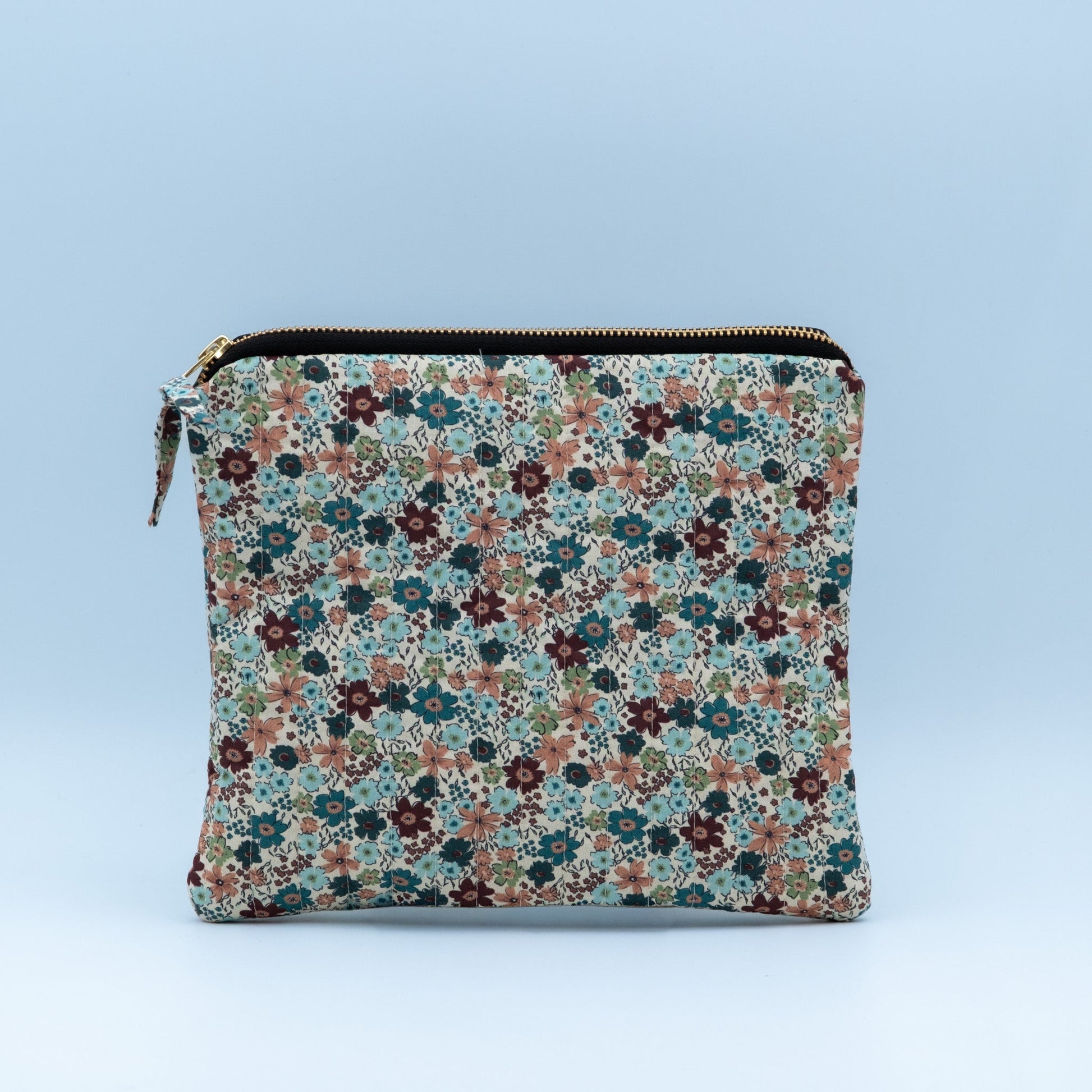 Quiltet clutch stor offwhite med blomster - PREG Interiør