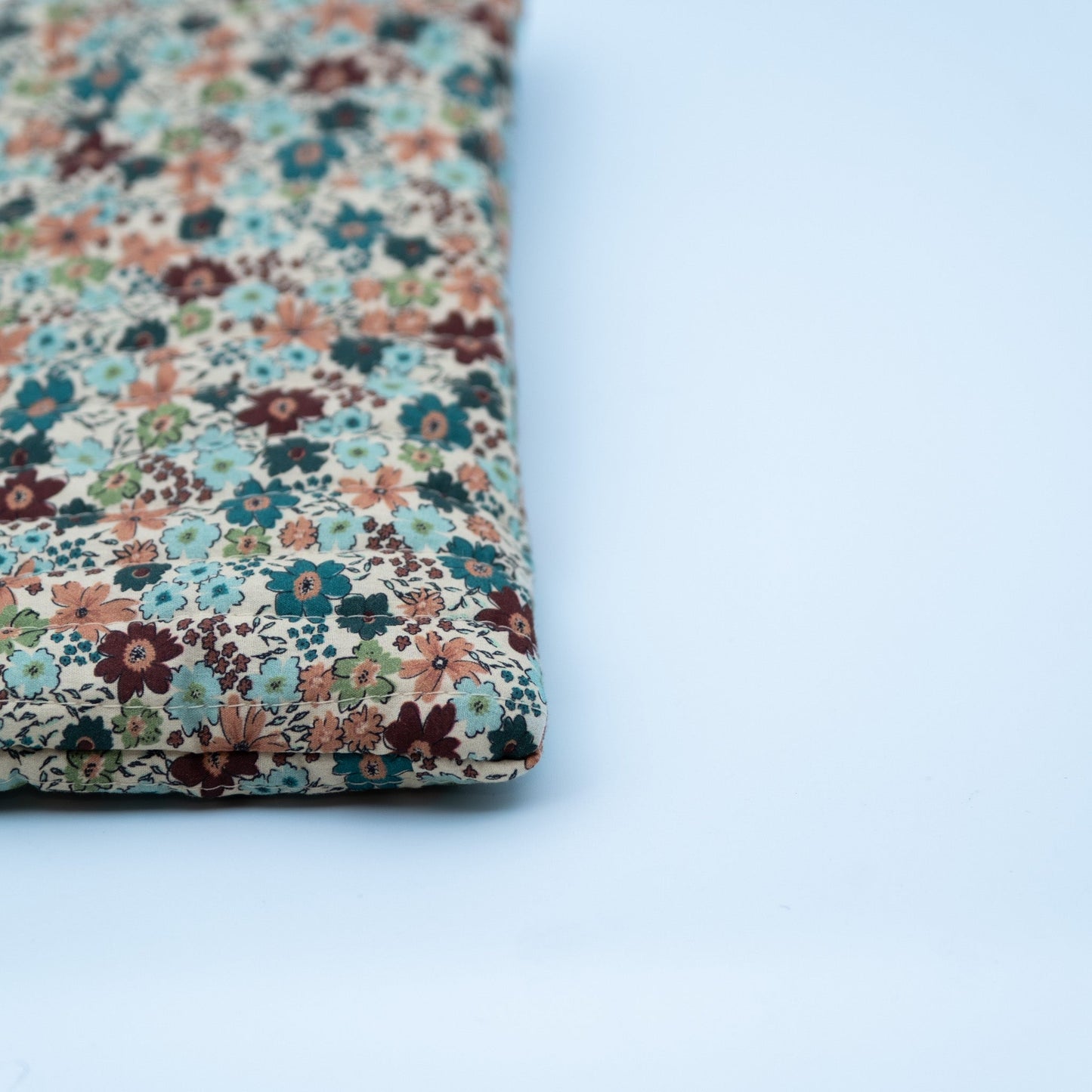 Quiltet clutch stor offwhite med blomster - PREG Interiør