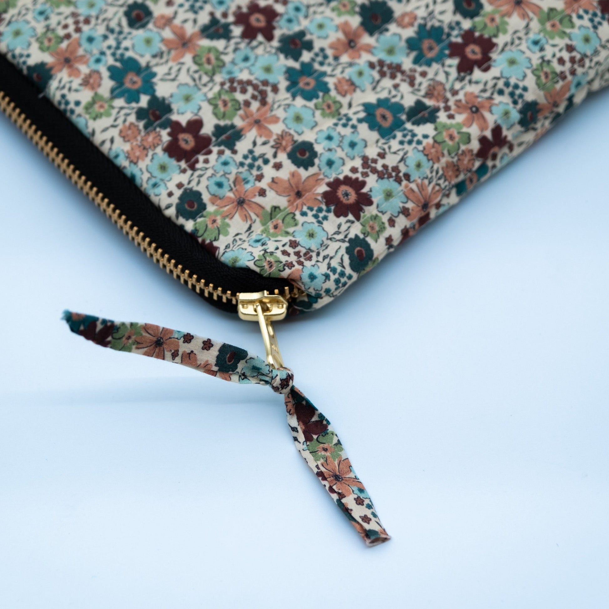 Quiltet clutch stor offwhite med blomster - PREG Interiør