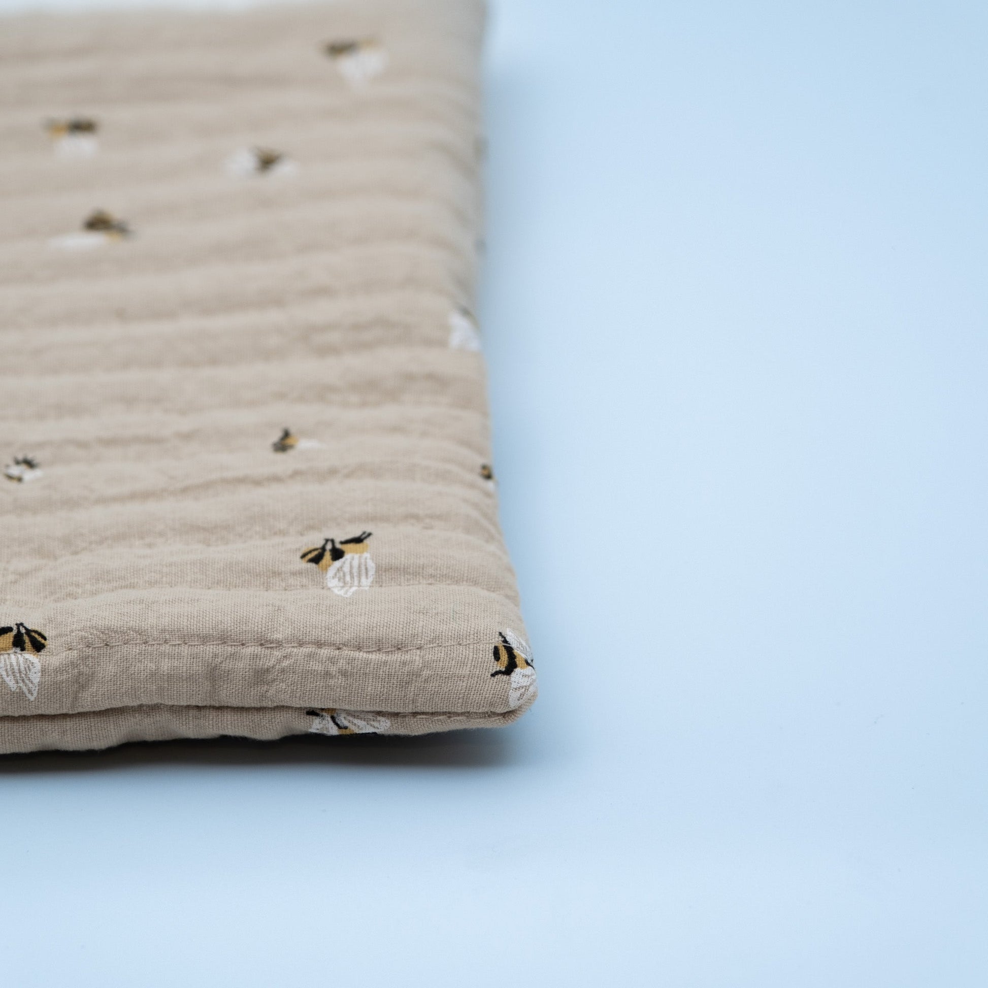 Quiltet clutch stor sand med bier - PREG Interiør