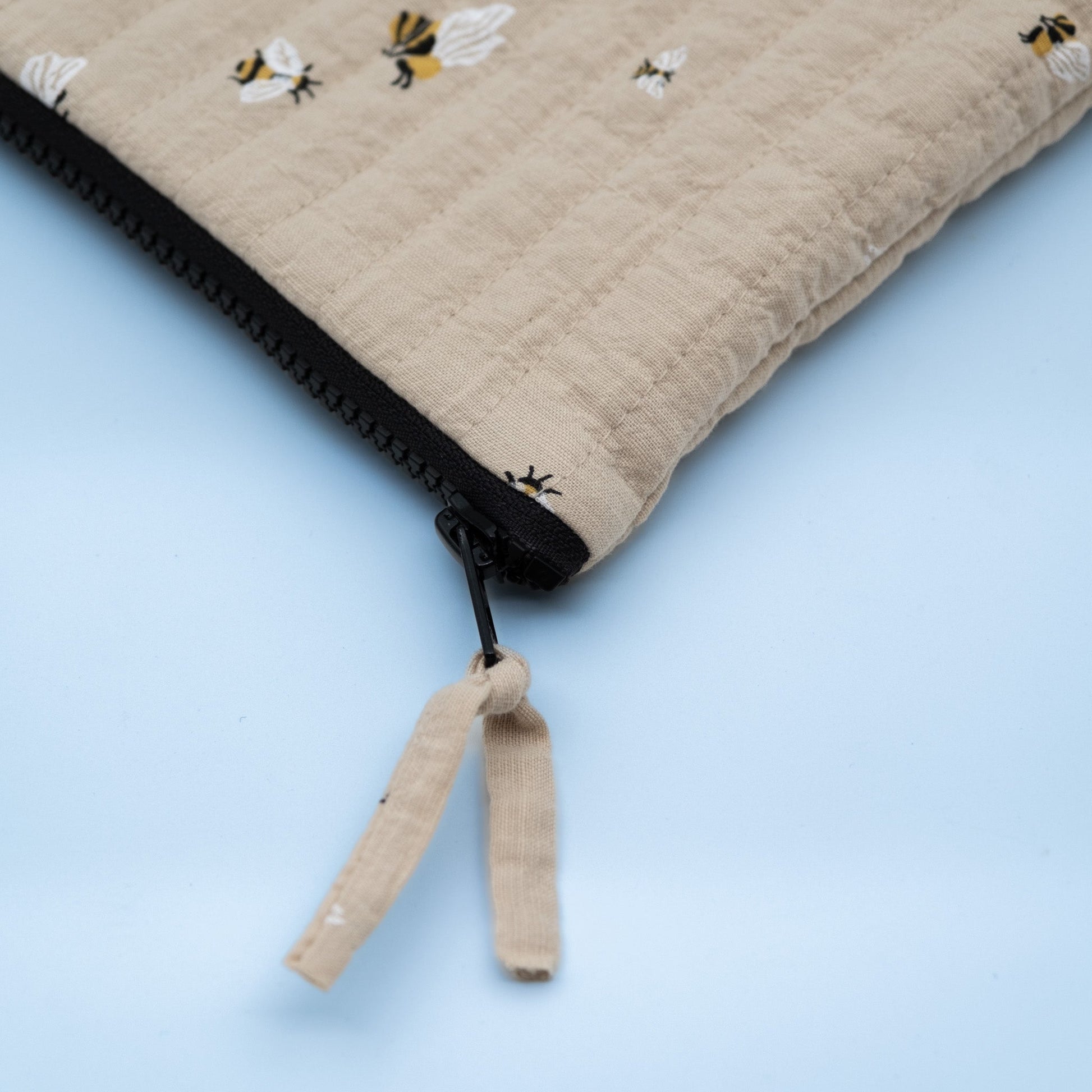 Quiltet clutch stor sand med bier - PREG Interiør