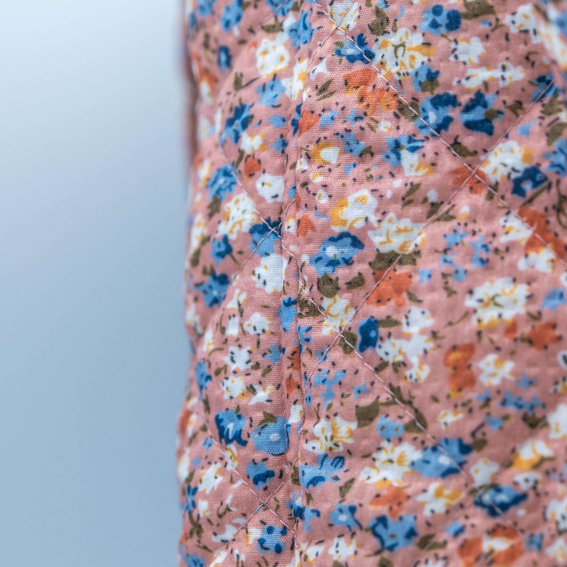 Quiltet Solveig-veske gammelrosa med blomster - PREG Interiør