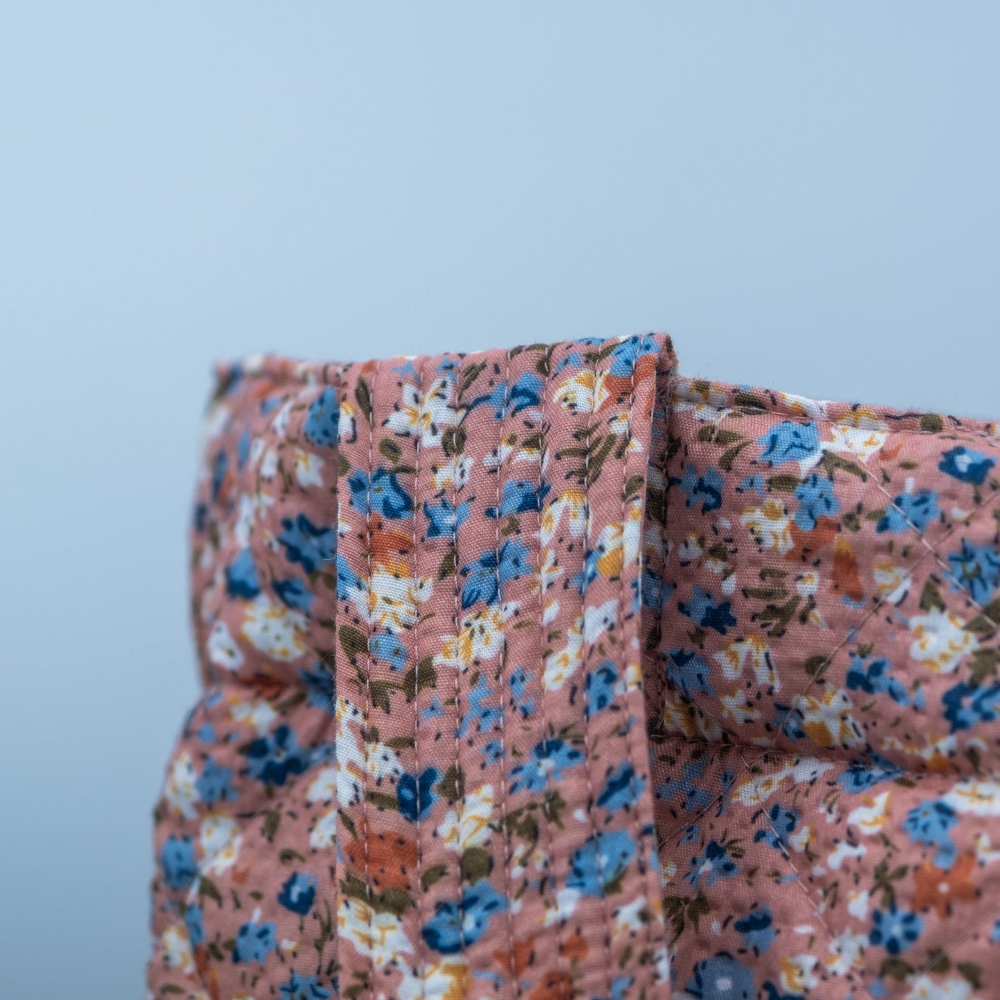 Quiltet Solveig-veske gammelrosa med blomster - PREG Interiør