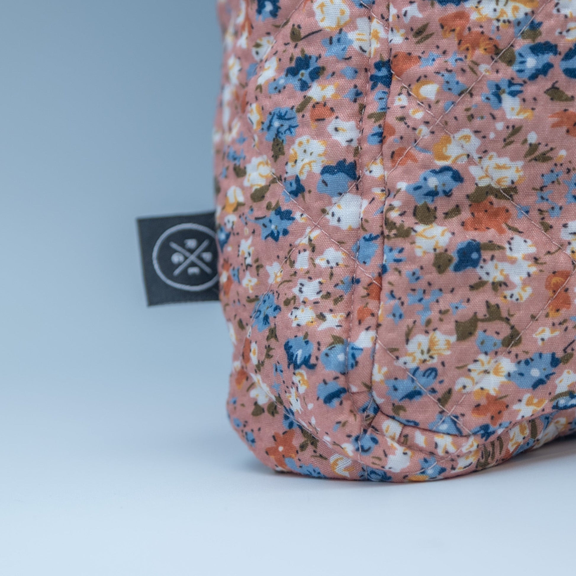 Quiltet Solveig-veske gammelrosa med blomster - PREG Interiør