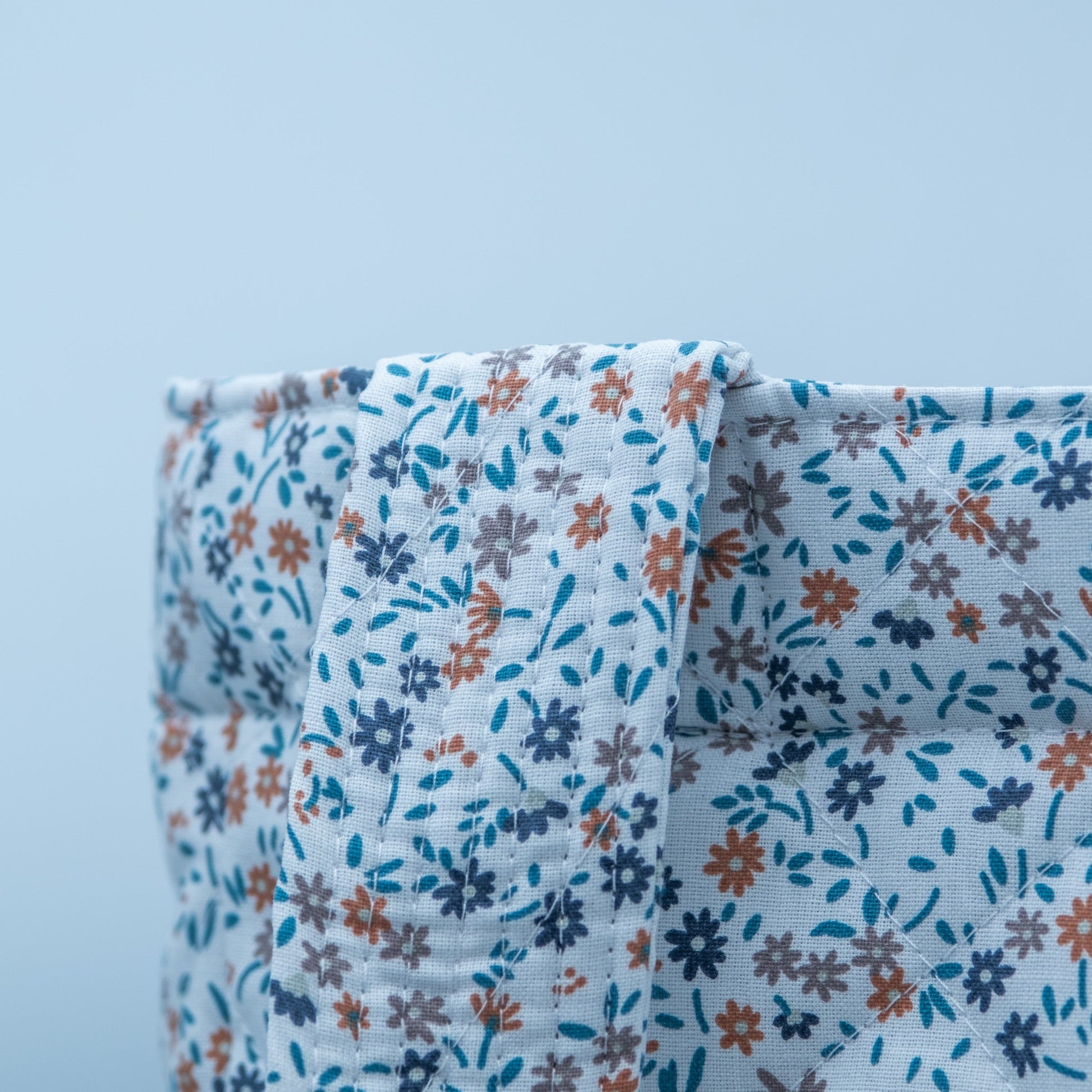Quiltet Solveig-veske hvit med blomster - PREG Interiør