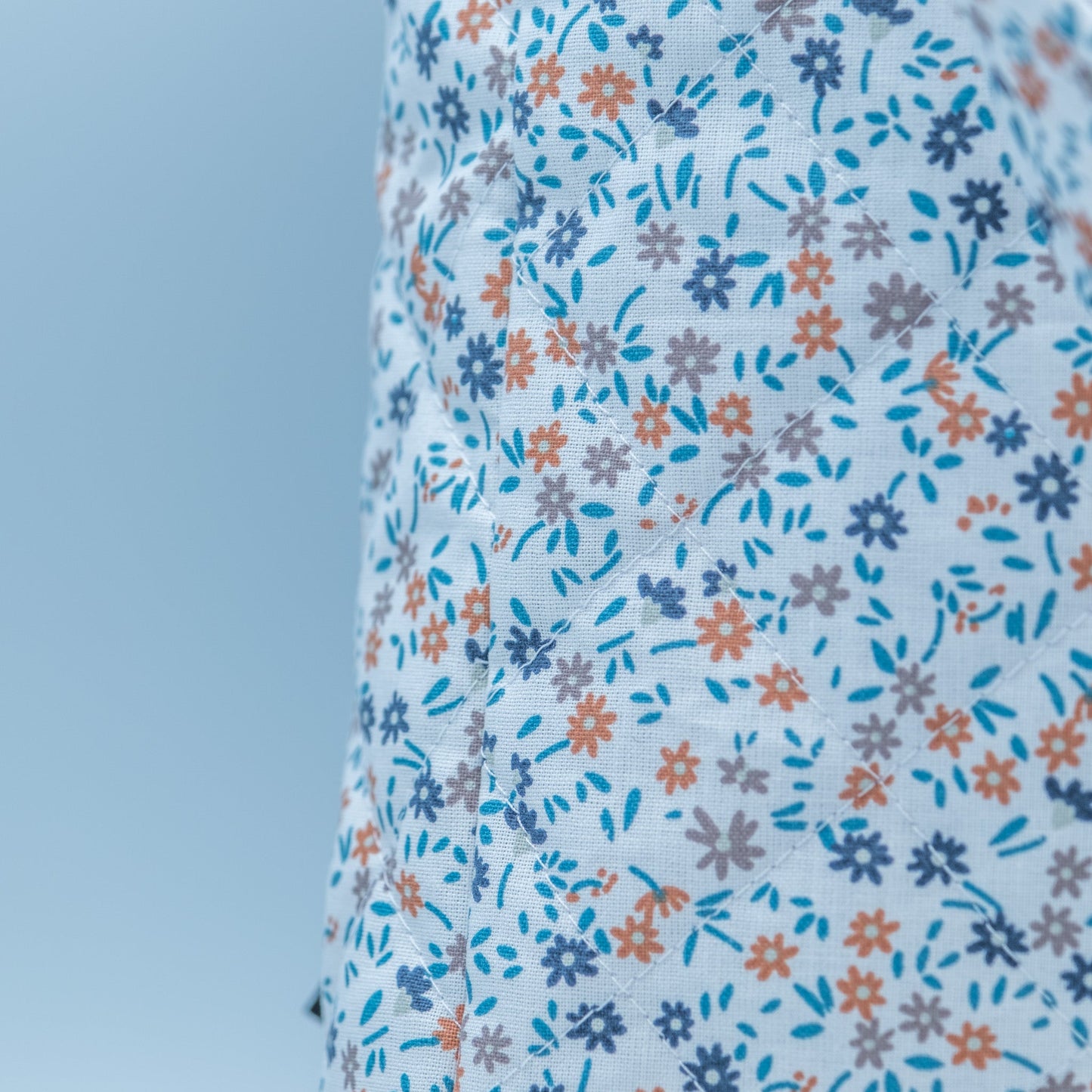 Quiltet Solveig-veske hvit med blomster - PREG Interiør