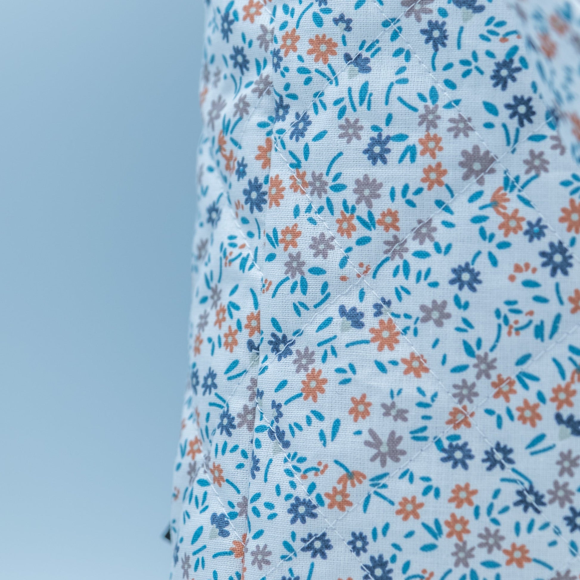 Quiltet Solveig-veske hvit med blomster - PREG Interiør