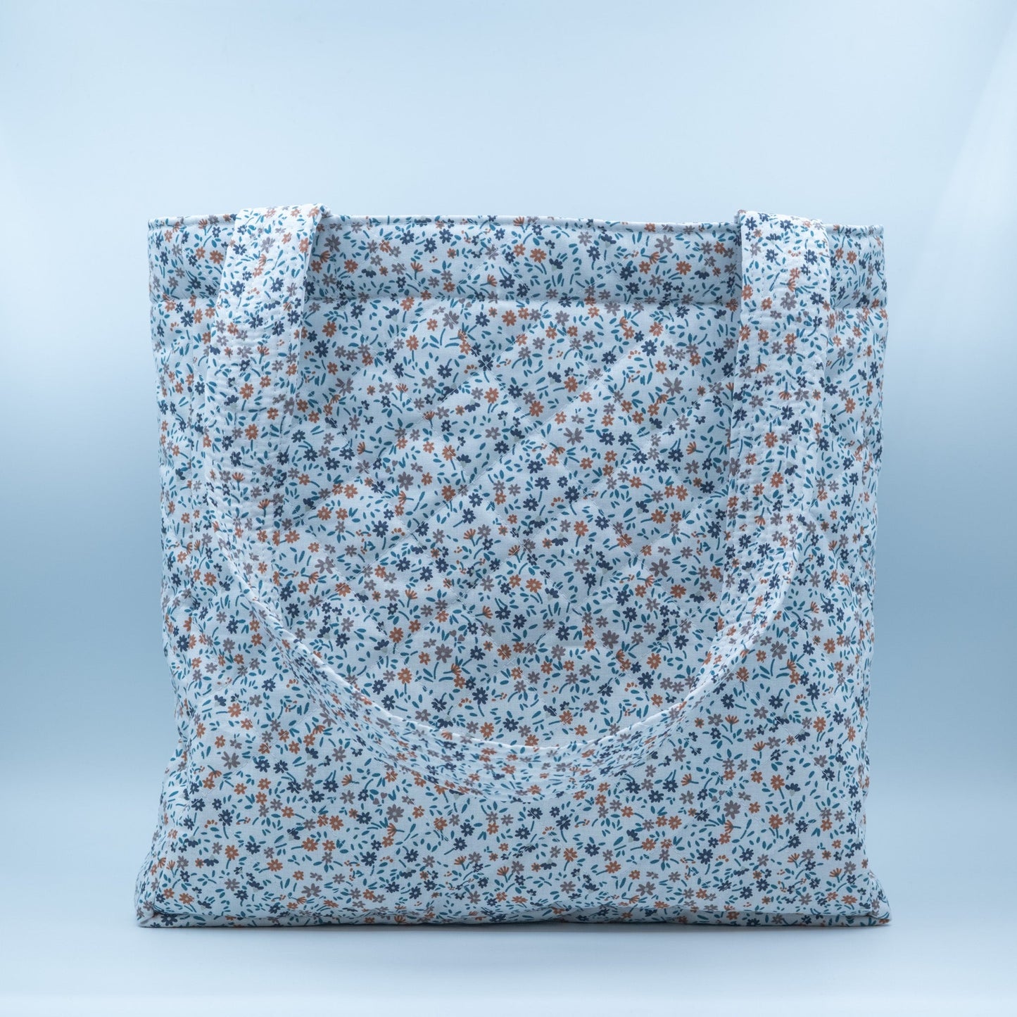 Quiltet Solveig-veske hvit med blomster - PREG Interiør