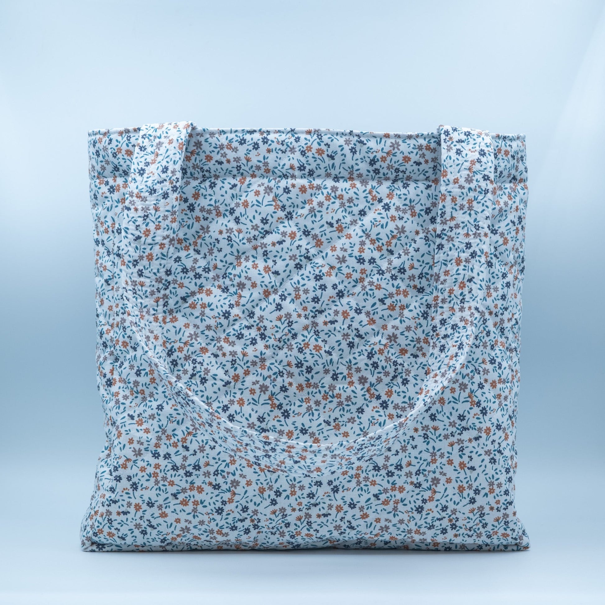 Quiltet Solveig-veske hvit med blomster - PREG Interiør