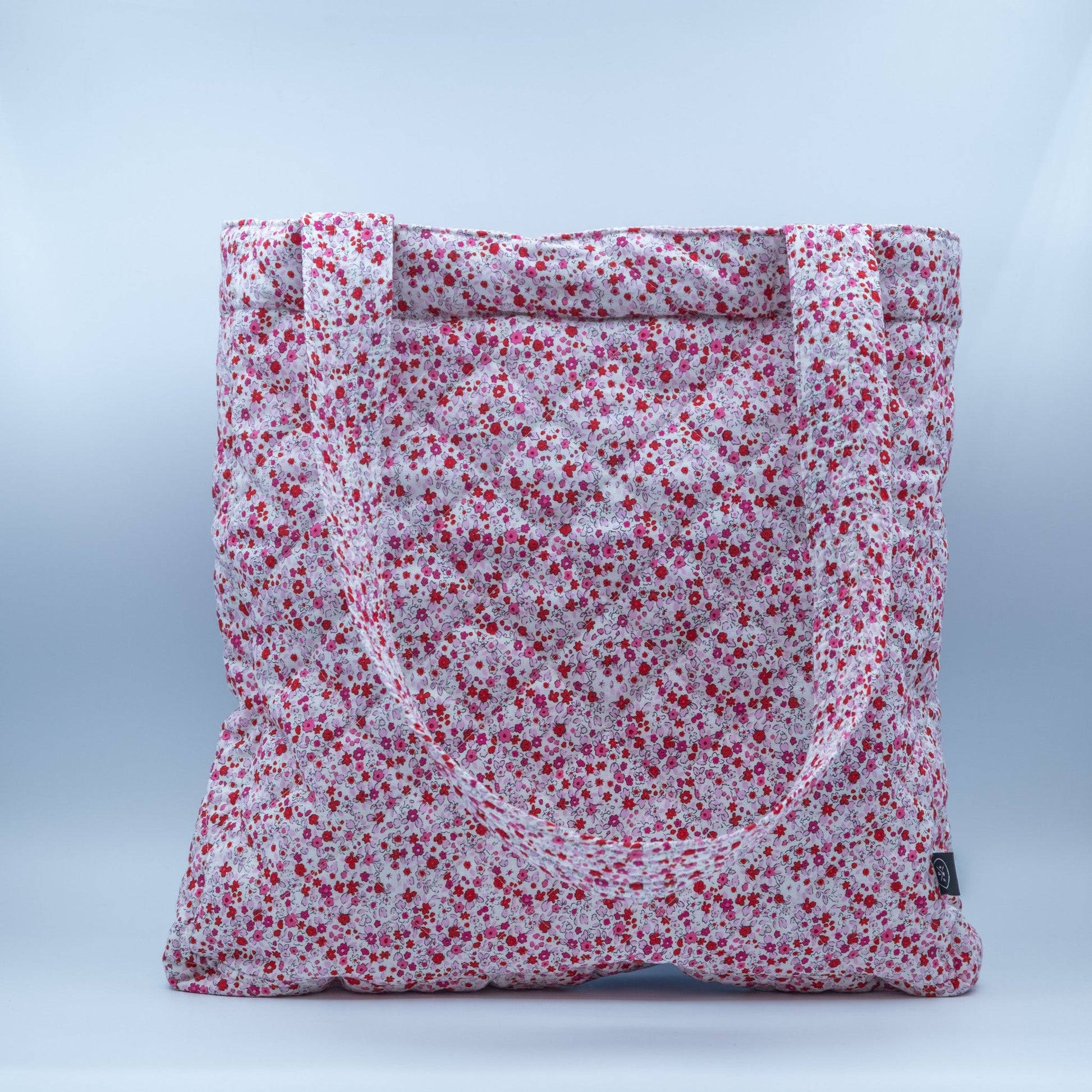 Quiltet Solveig-veske hvit med rosa blomster - PREG Interiør