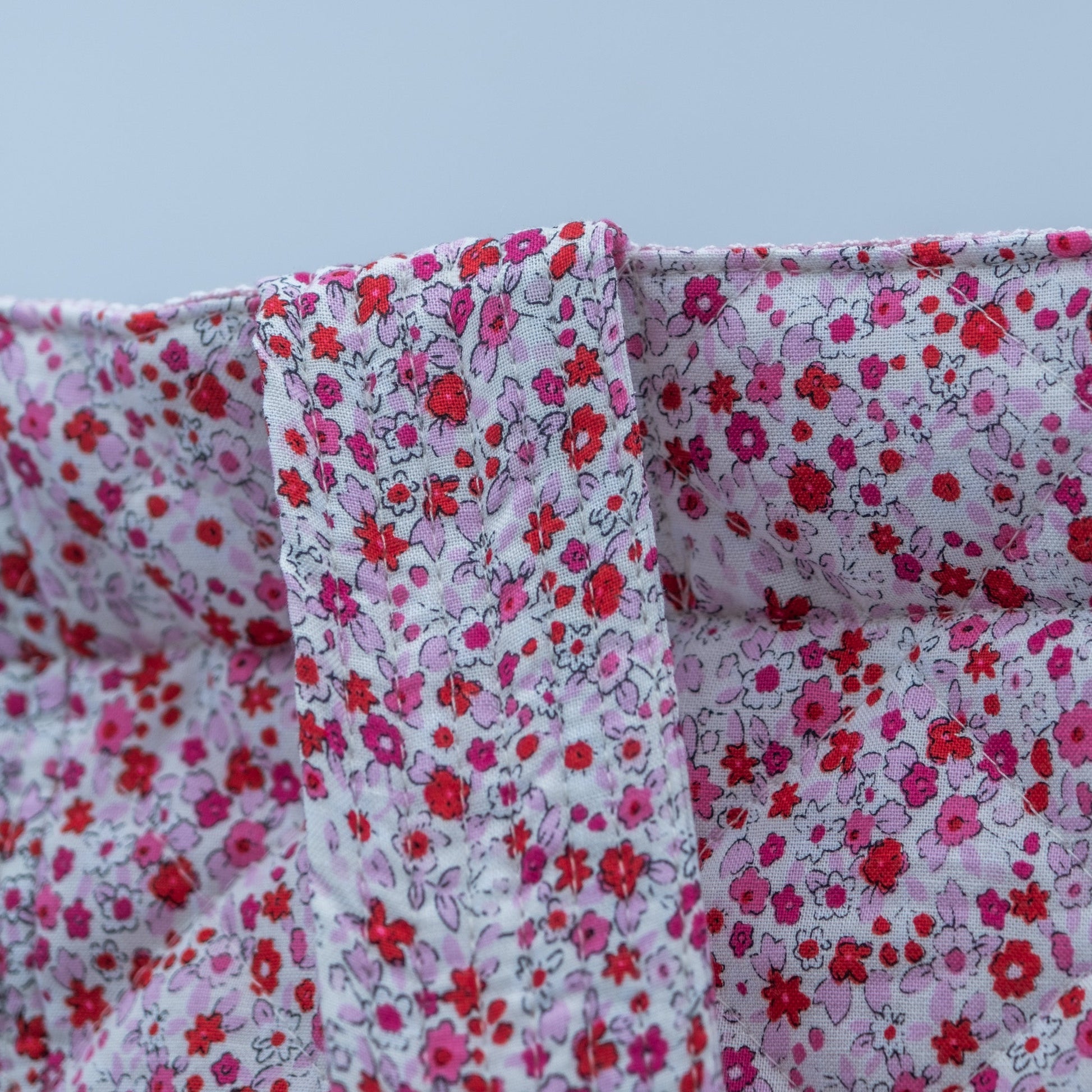 Quiltet Solveig-veske hvit med rosa blomster - PREG Interiør