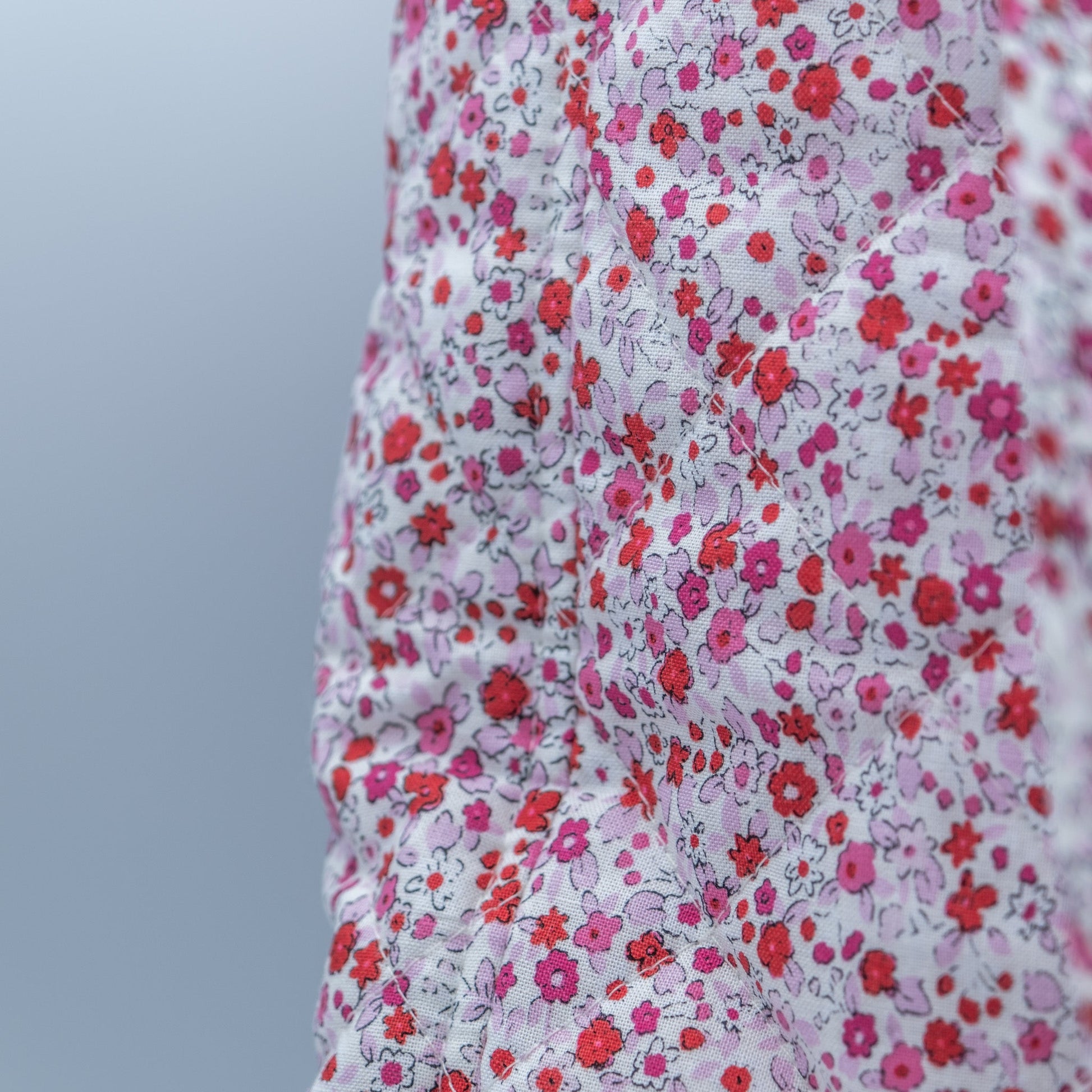Quiltet Solveig-veske hvit med rosa blomster - PREG Interiør