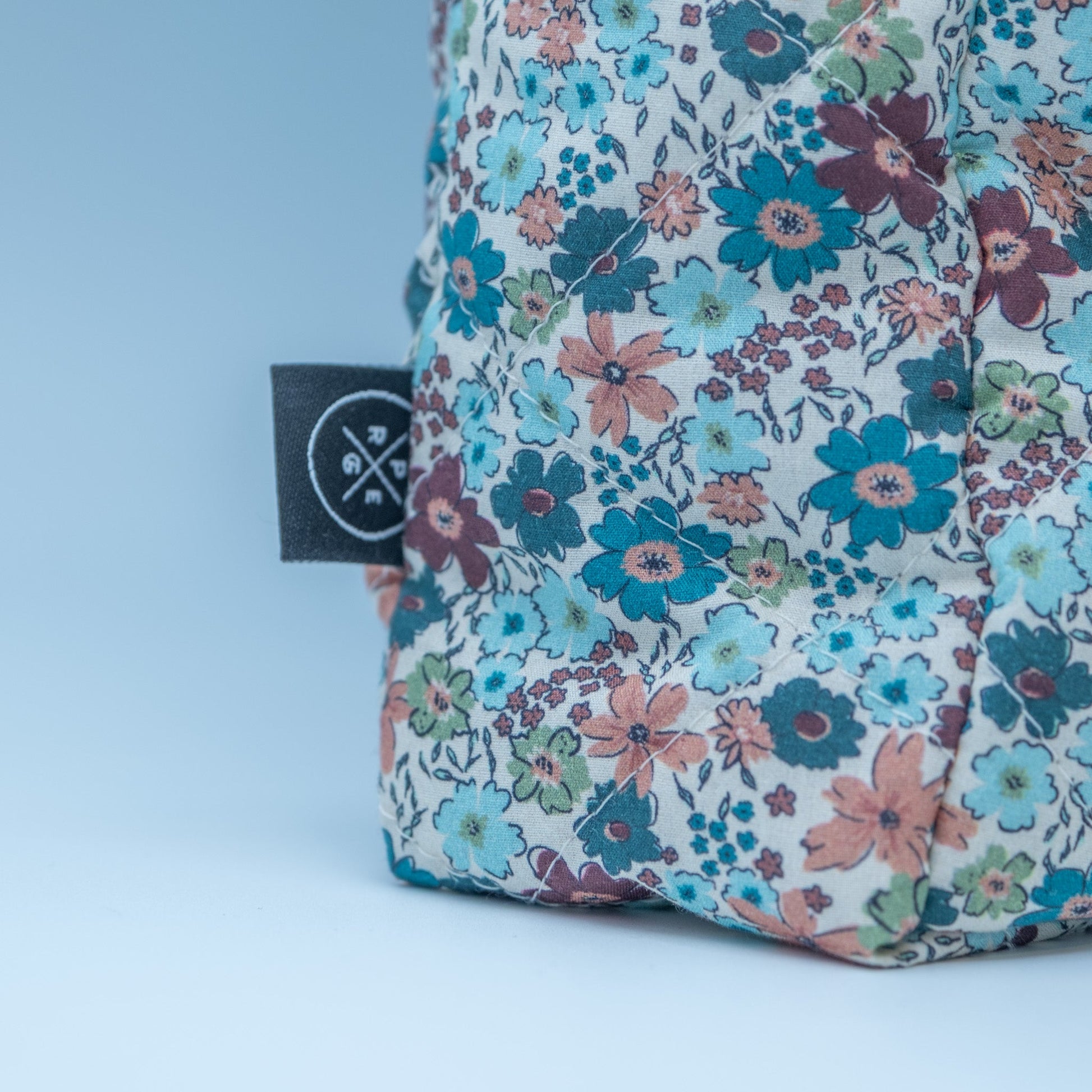 Quiltet Solveig-veske offwhite med blomster - PREG Interiør