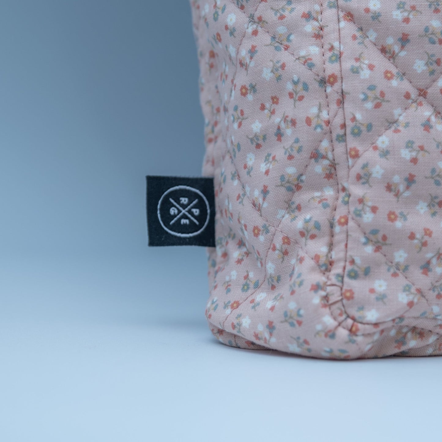 Quiltet Solveig-veske rosa med blomster - PREG Interiør
