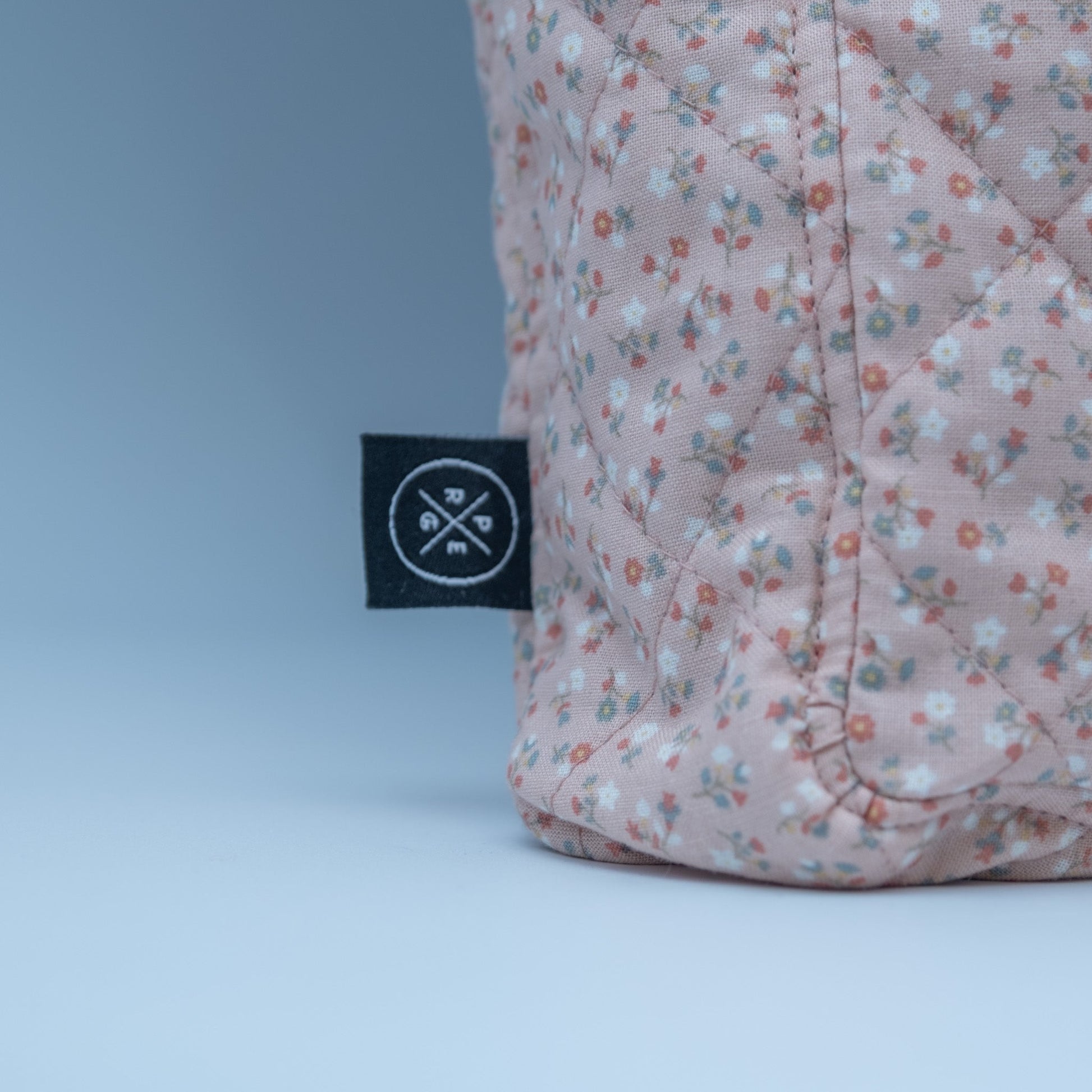 Quiltet Solveig-veske rosa med blomster - PREG Interiør