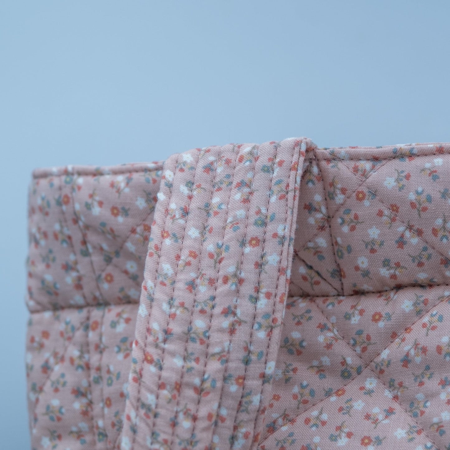 Quiltet Solveig-veske rosa med blomster - PREG Interiør