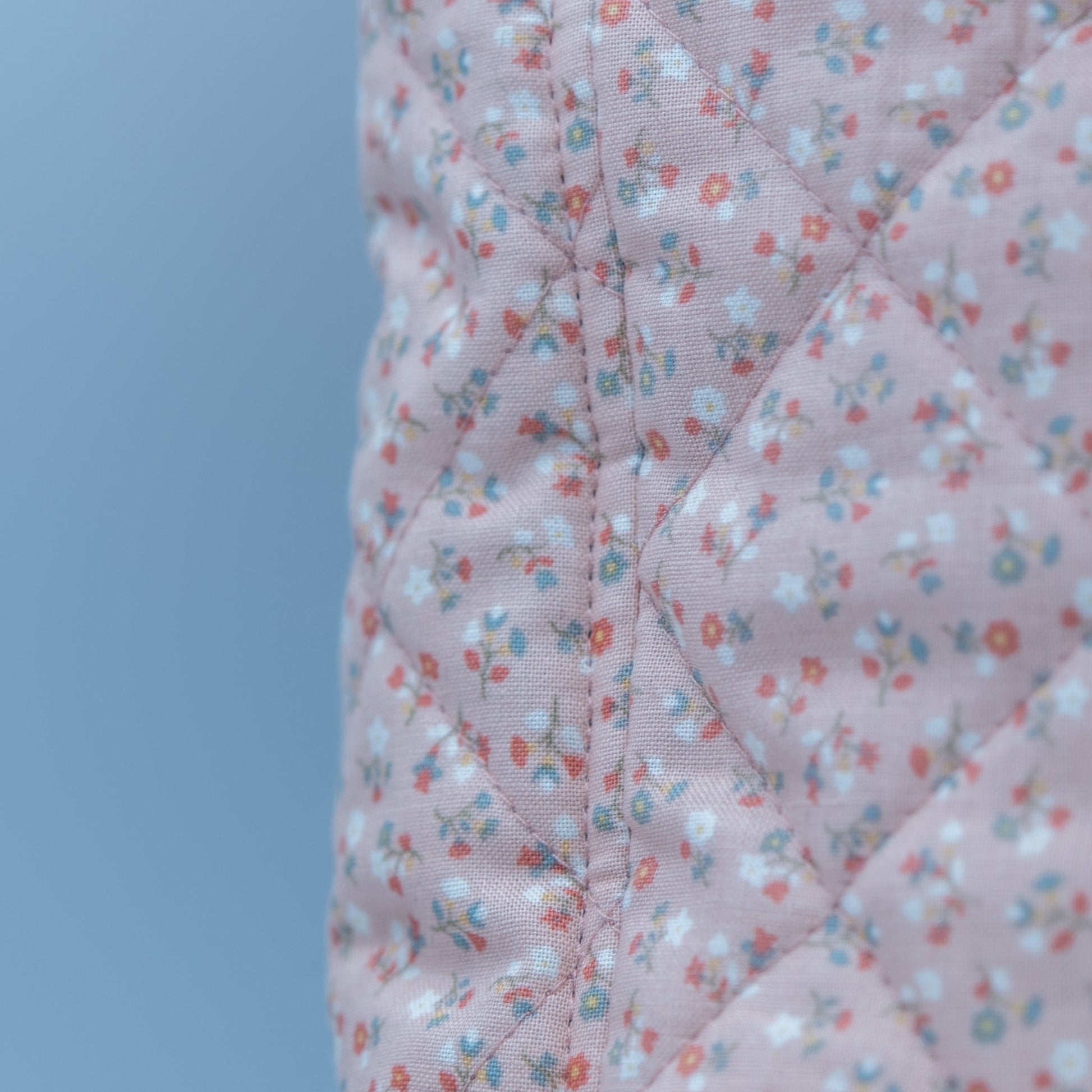 Quiltet Solveig-veske rosa med blomster - PREG Interiør