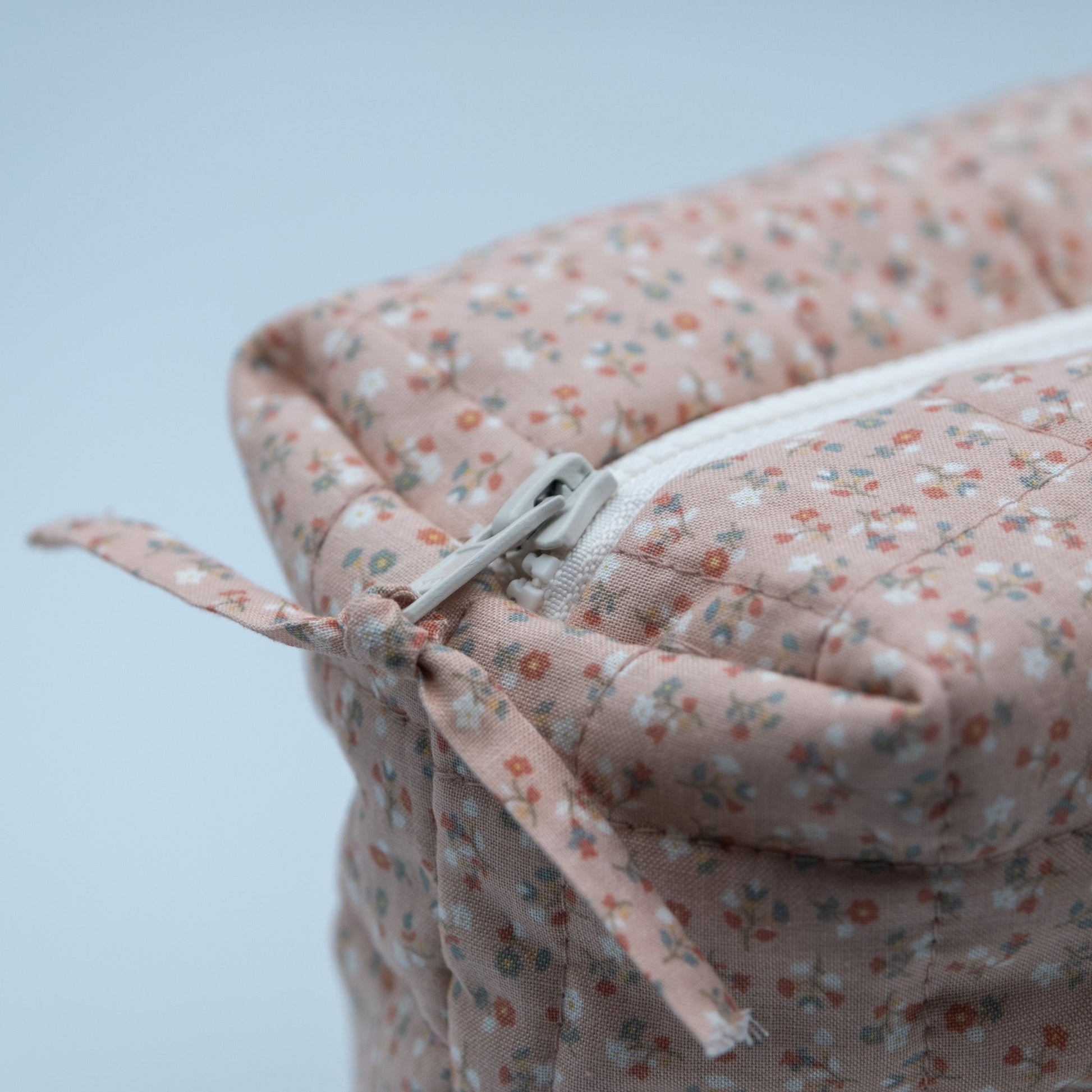 Toalettmappe rosa med blomster - PREG Interiør